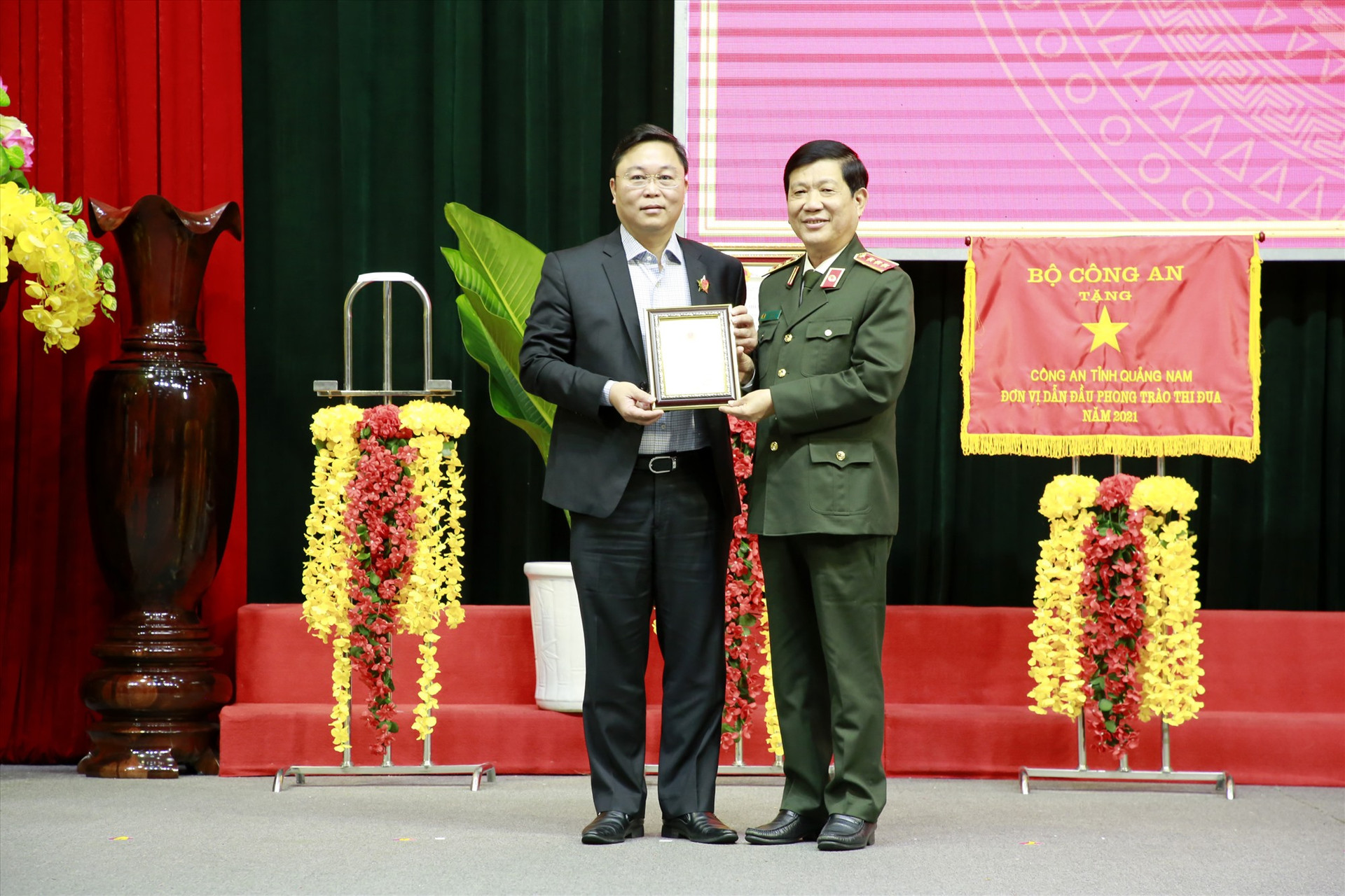 Chủ tịch UBND tỉnh Lê Trí Thanh được Bộ Công an tặng kỷ niệm chương ” Vì sự nghiệp xây dựng cơ sở dữ liệu quốc gia về dân cư“. Ảnh: T.C