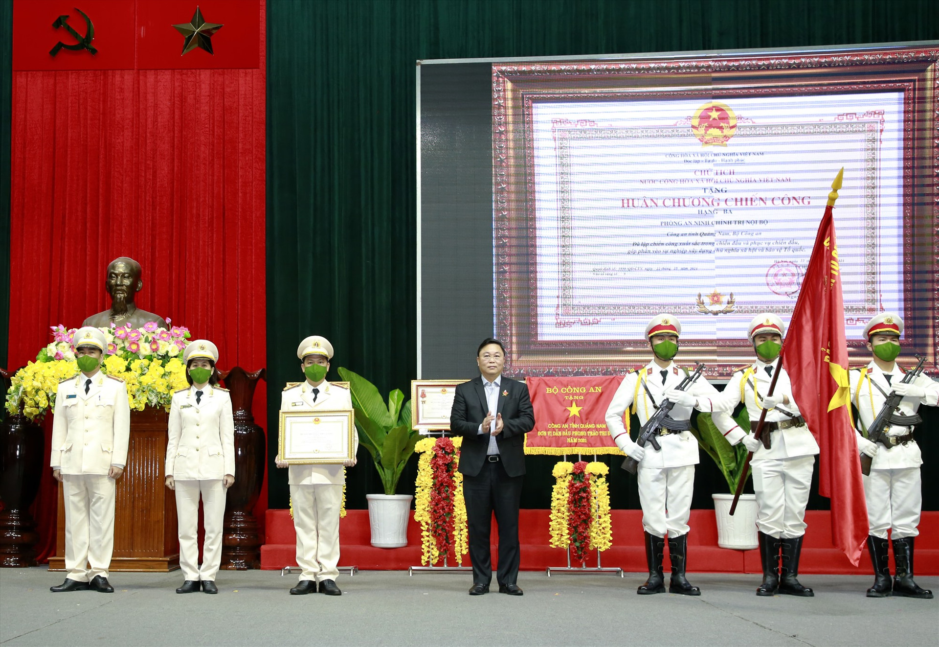 Với nhiều thành tích xuất sắc trong công tác, Phòng An ninh chính trị nội bộ được trao tặng Huân chương Chiến công hạng Ba. Ảnh: T.C