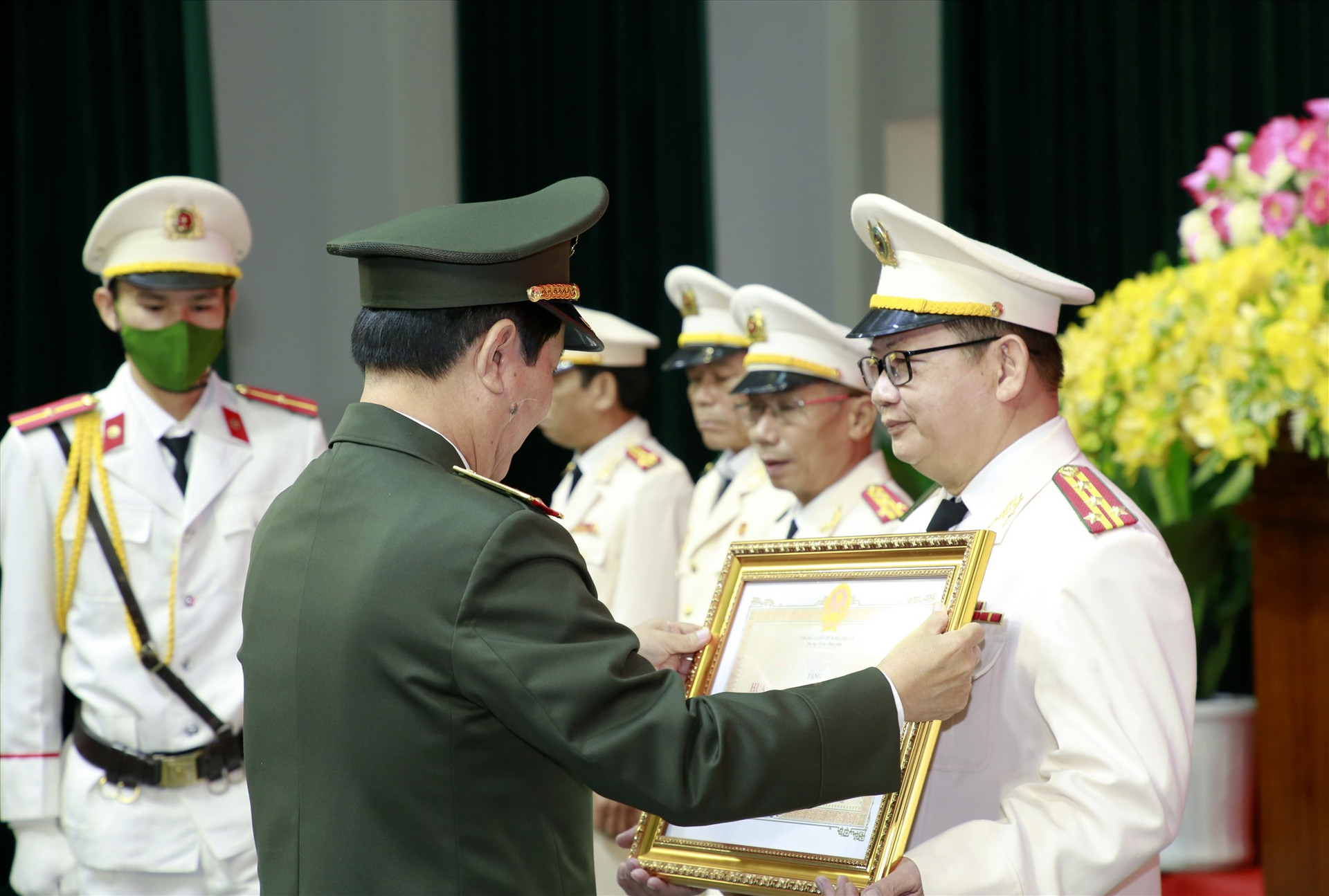 Hội nghị cũng đã trao tặng Huân chương Bảo vệ Tổ quốc hạng Ba cho 6 cá nhân thuộc Công an tỉnh. Ảnh: T.C