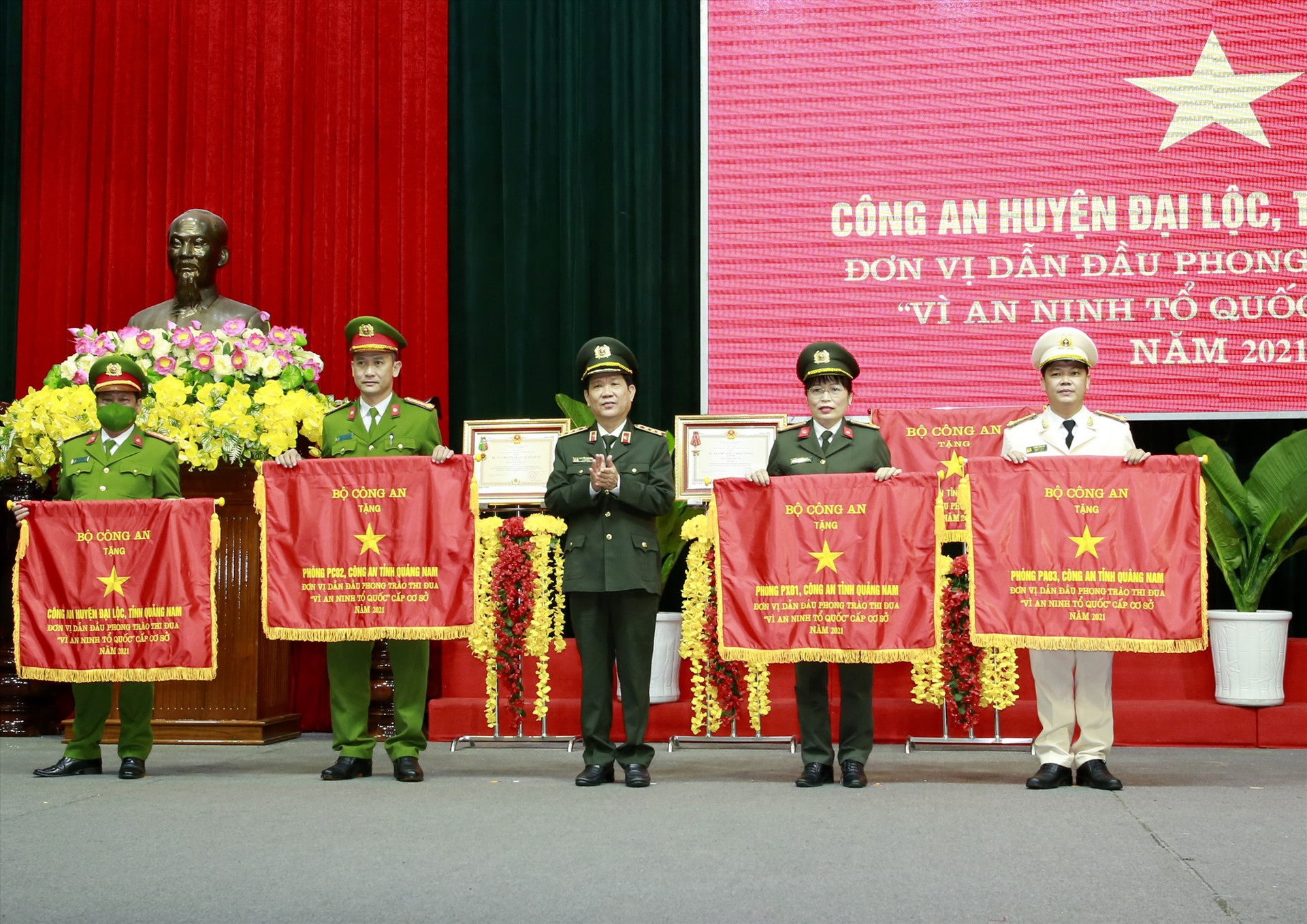 Bộ Công an cũng trao tặng Cờ thi đua năm 2021 cho 4 tập thể xuất sắc gồm phòng PX01, PA03, PC02 và công an huyện Đại Lộc. Ảnh: T.C