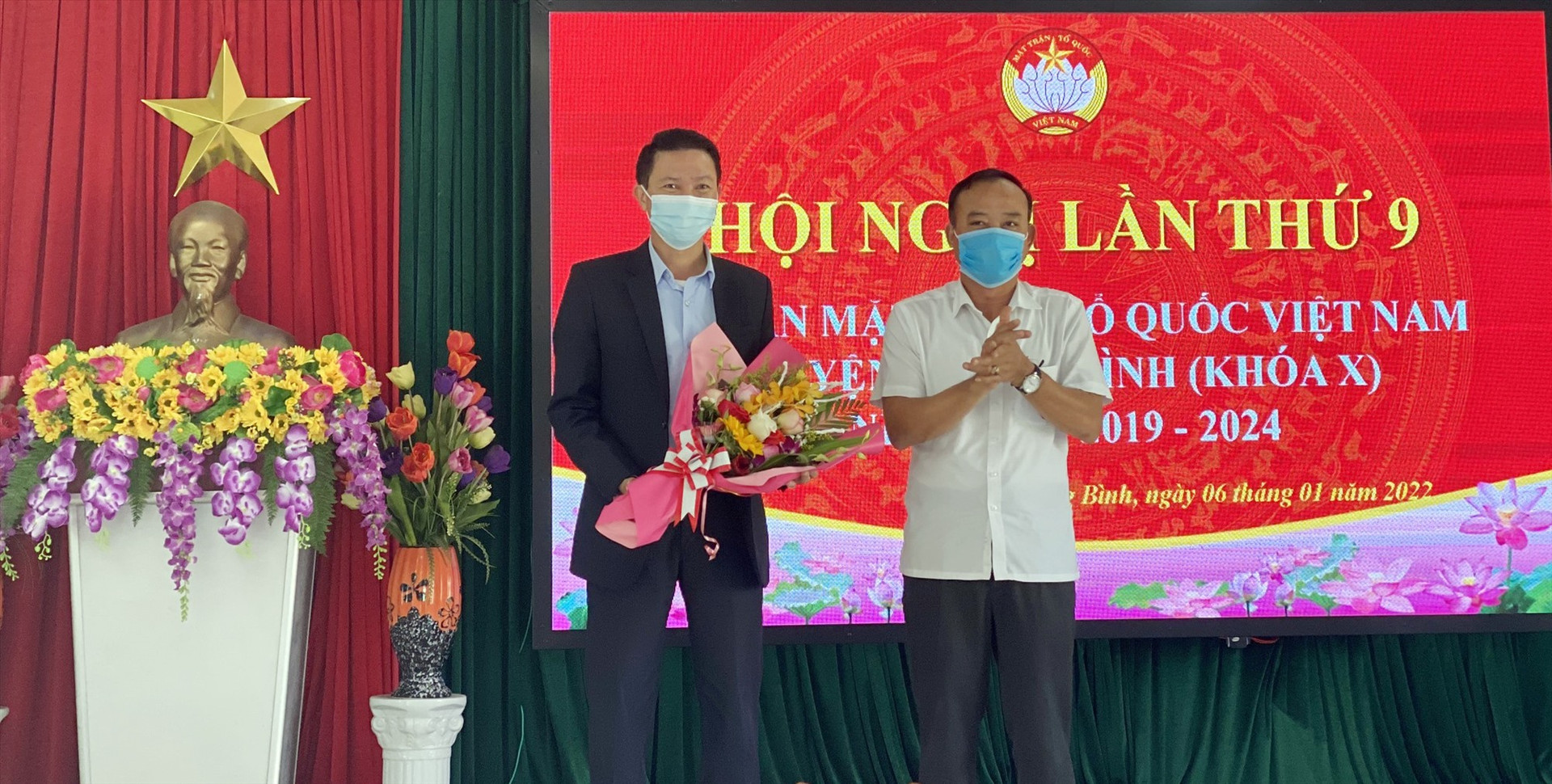 Lãnh đạo huyện Thăng Bình tặng hoa chúc mừng ông Nguyễn Thanh Phong. Ảnh: M.T