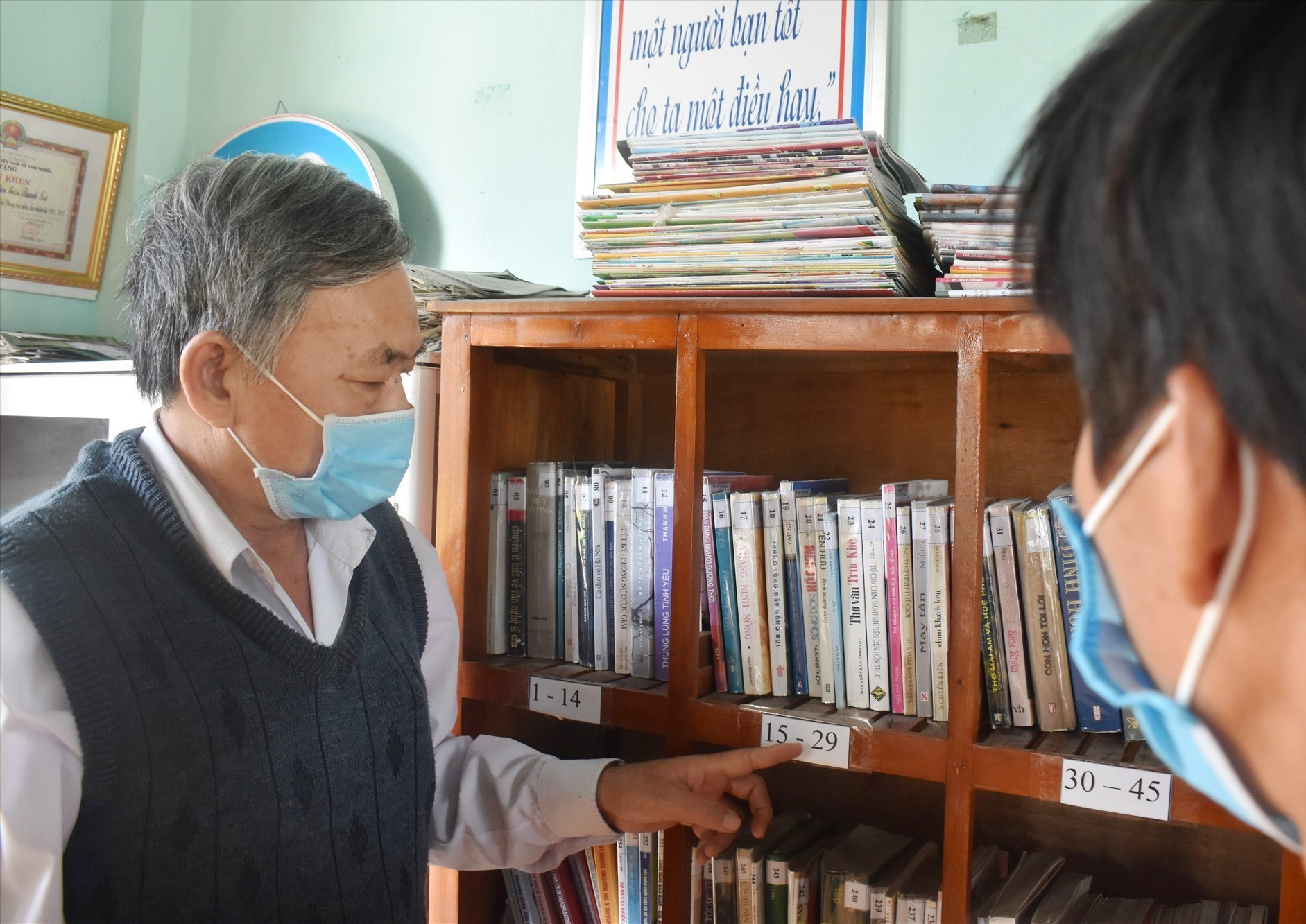 Ông Mai Hữu Phước - Trưởng thôn Thanh Trà là người quản thư tại phòng đọc sách cộng đồng tại thôn. Ảnh: H.Q
