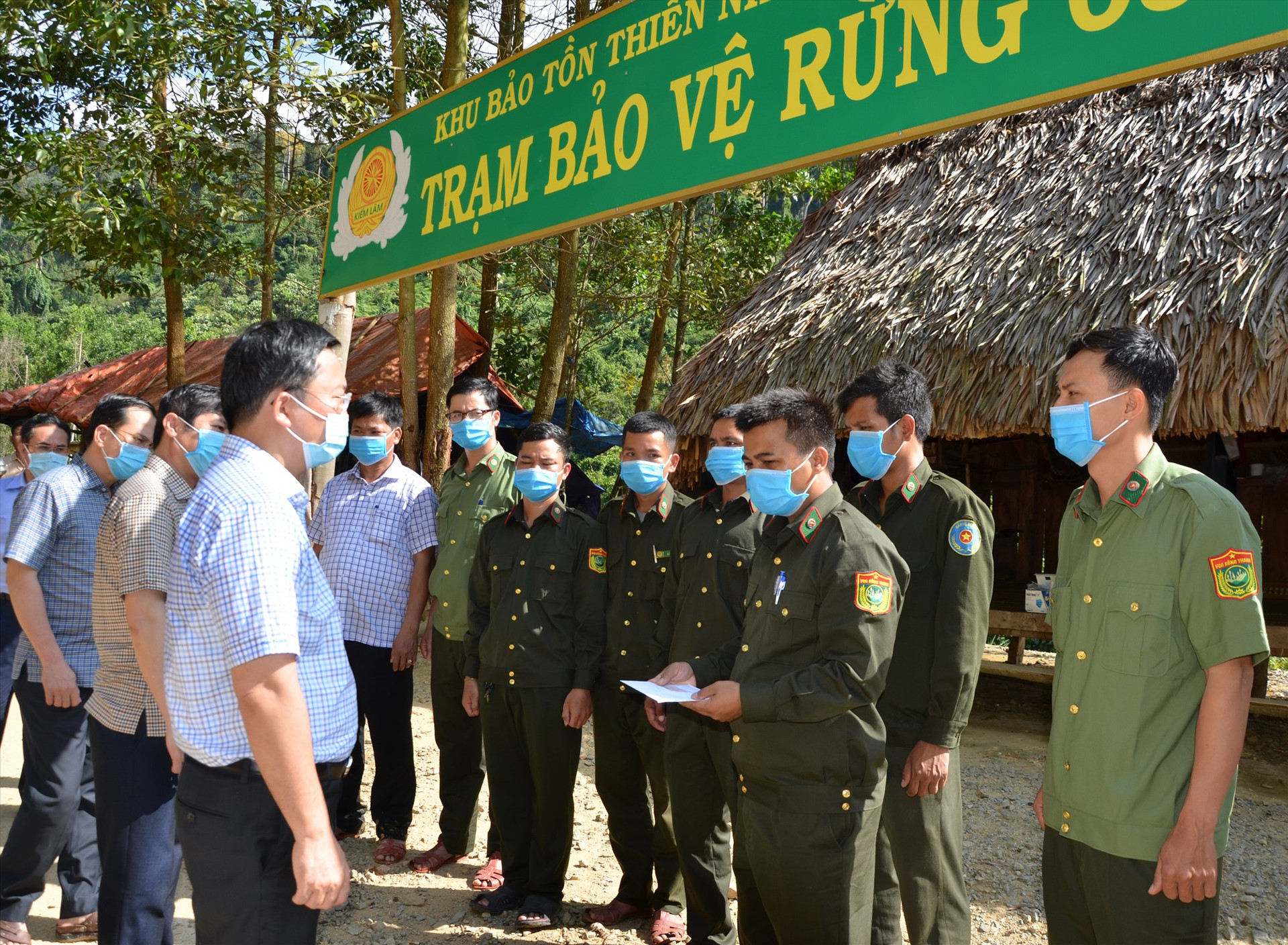 Chủ tịch UBND tỉnh Lê Trí Thanh trong chuyến thăm một trạm bảo vệ rừng nằm trong Vườn quốc gia Sông Thanh, địa phận xã Đắc Pring (Nam Giang). Ảnh: H.P