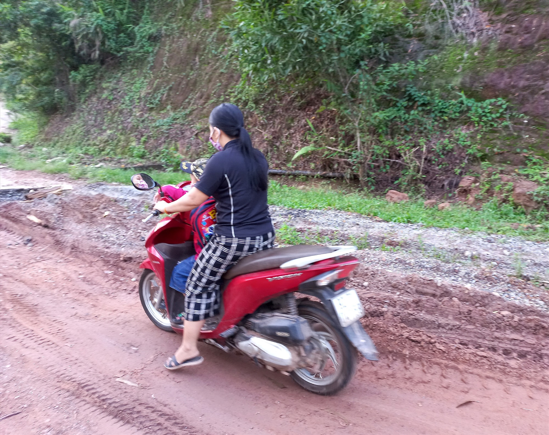 Một người dân xã Kà Dăng (Đông Giang) đi xe máy trên tuyến ĐT609 không đội mũ bảo hiểm. Ảnh: K.K