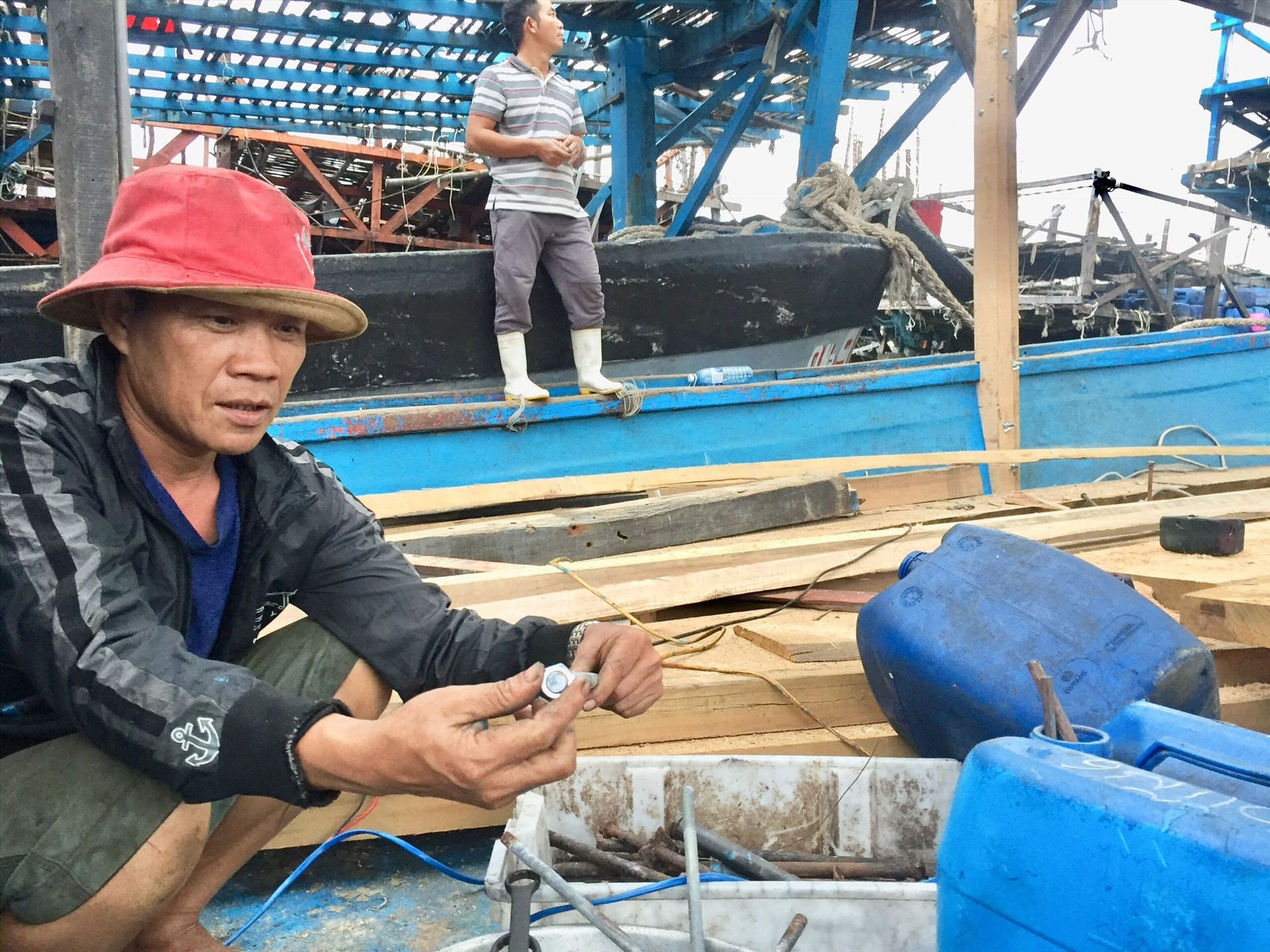 Ngư dân câu mực khơi Tam Giang chuẩn bị cho chuyến biển mới.