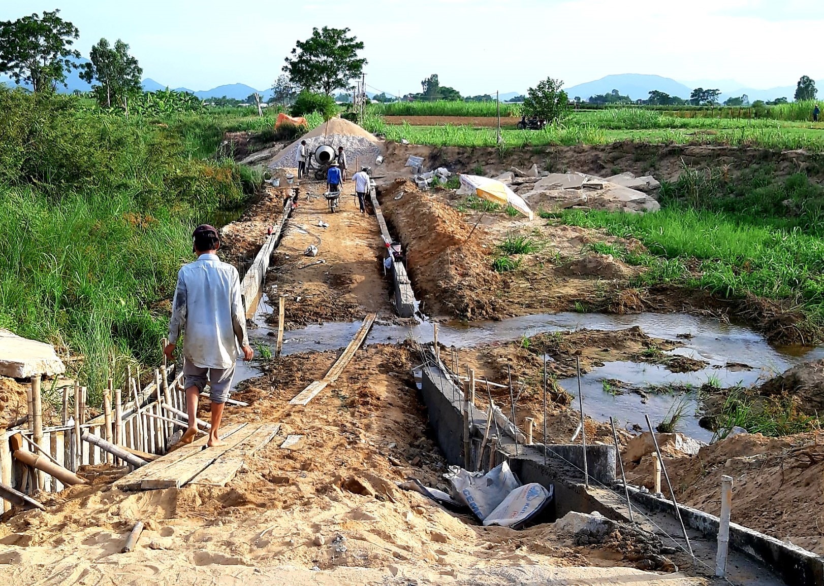 Những năm qua, địa phương ưu tiên nguồn lực xây dựng hạ tầng thiết yếu phục vụ sản xuất và dân sinh. Ảnh: MAI LINH