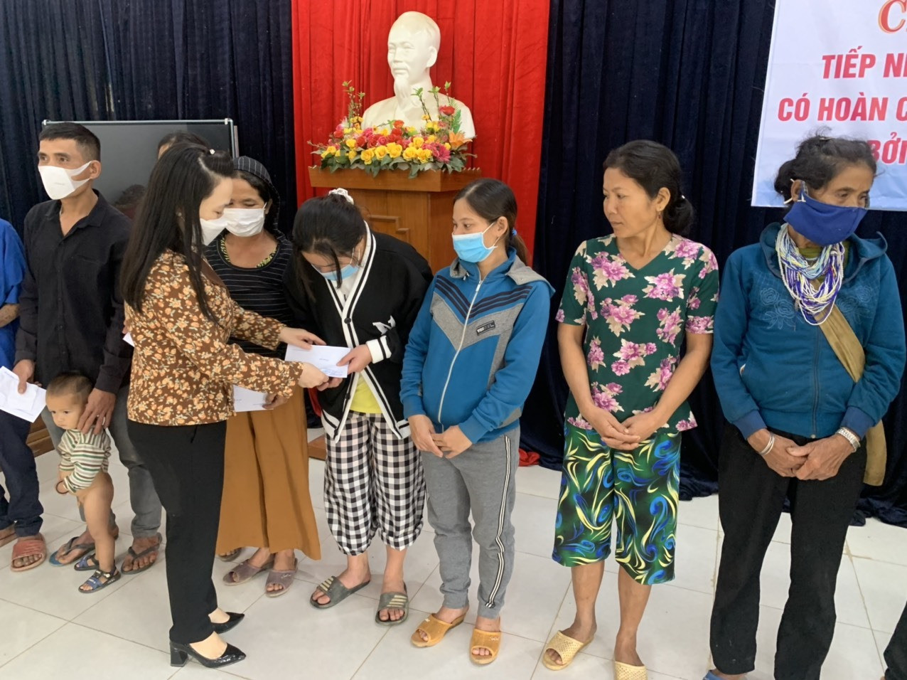 Sở LĐ-TB&XH tỉnh trao quà cho người dân xã Phước Chánh. Ảnh: D.L
