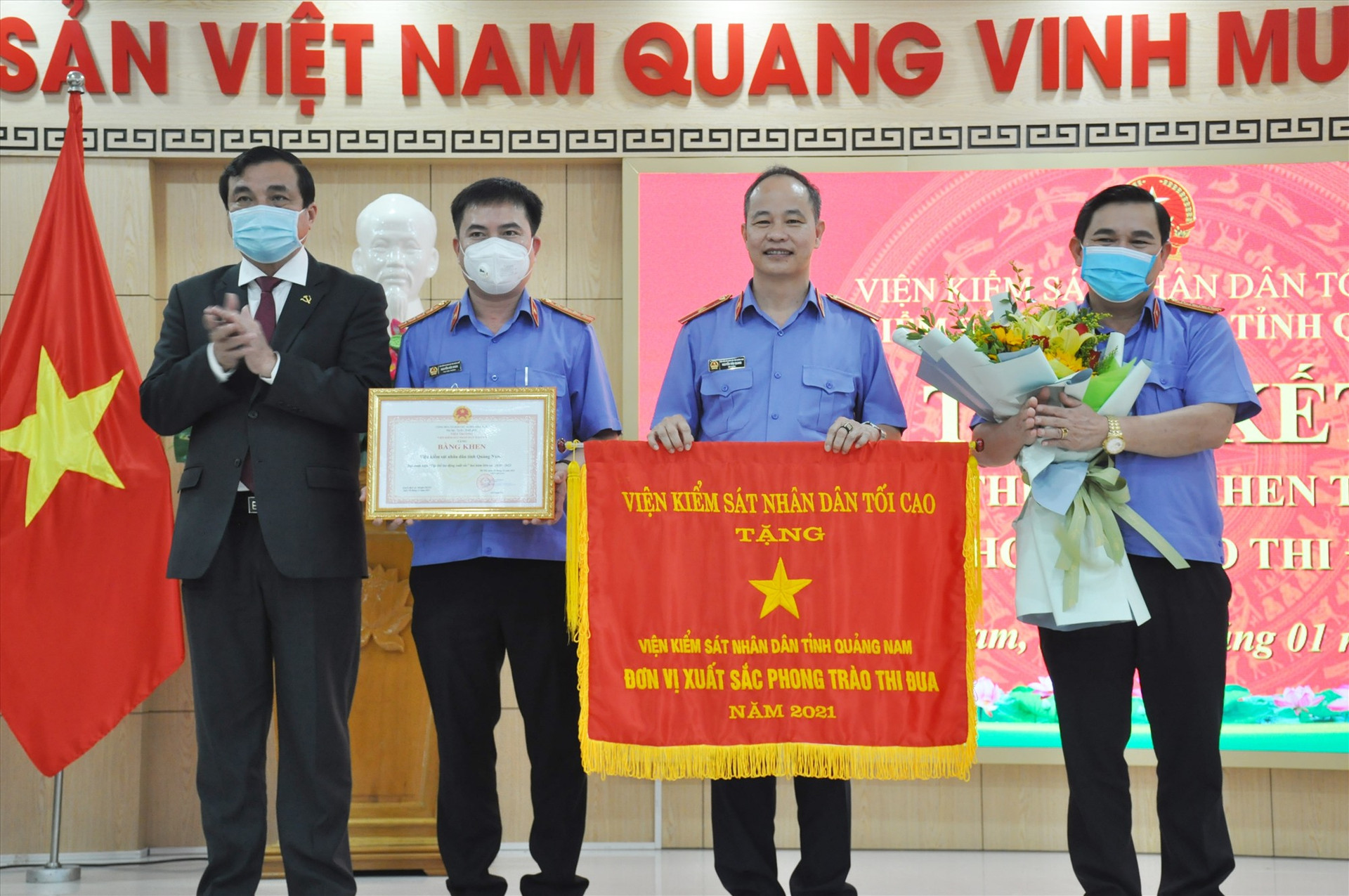 Bí thư Tỉnh ủy Phan Việt Cường trao tặng Cờ thi đua xuất sắc năm 2021 và Bằng khen của Viện Kiểm sát nhân dân tối cao cho Viện Kiểm sát nhân dân tỉnh. Ảnh: N.Đ