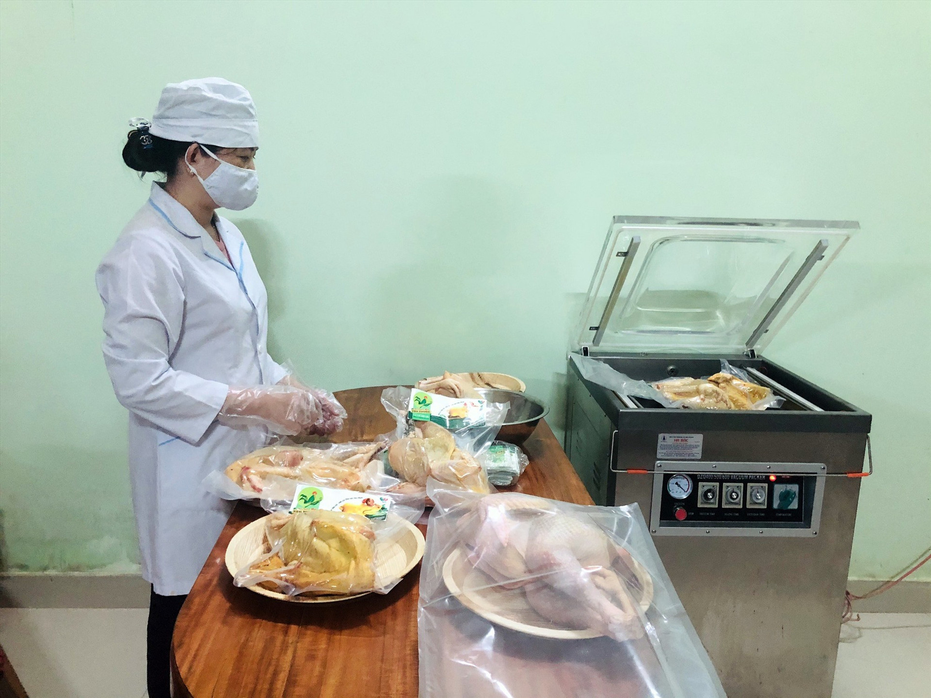 Sản phẩm gà thảo mộc Tiên Phước đóng gói, hút chân không của HTX Tiền Phong đến với thị trường. Ảnh: H.L