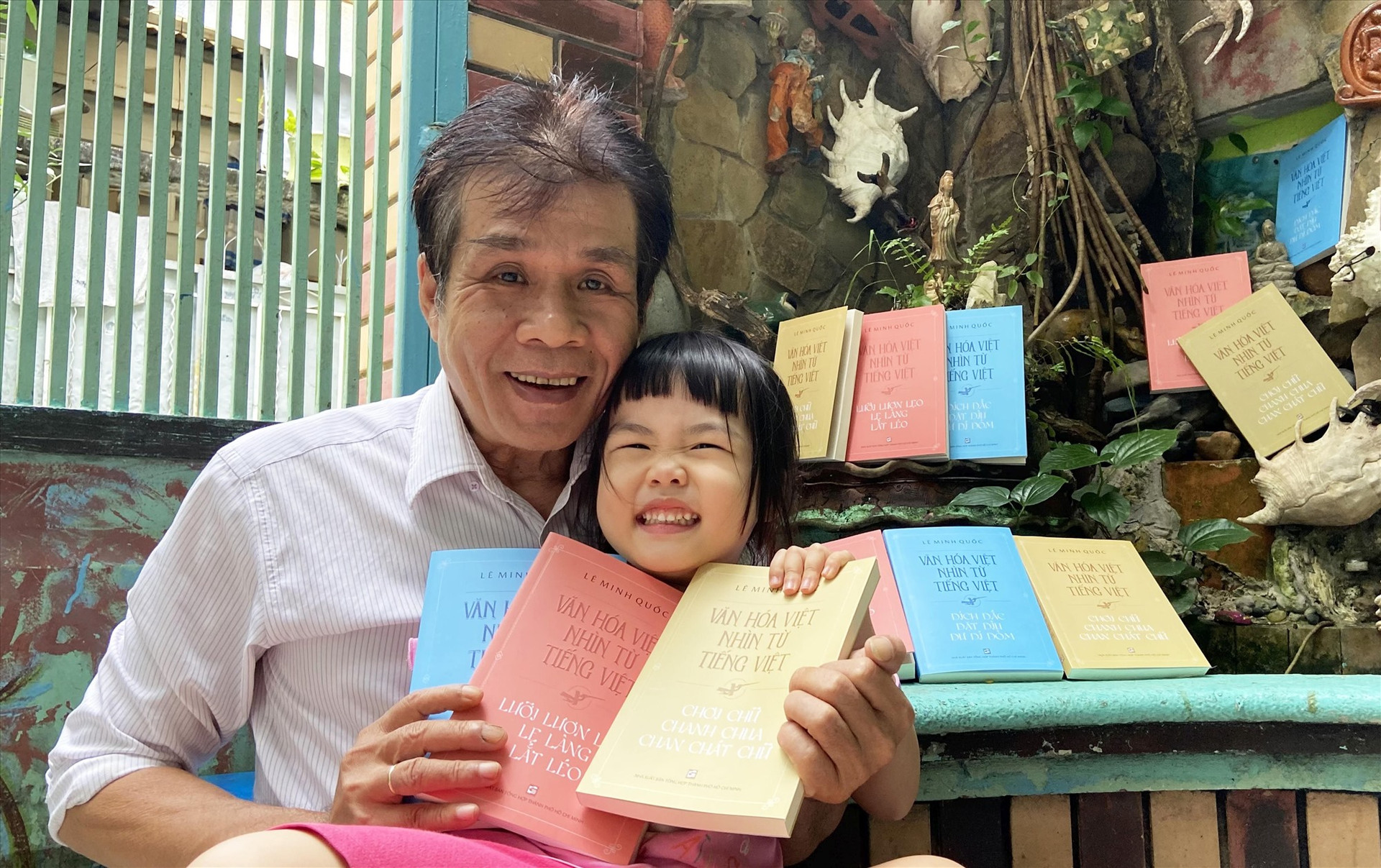 Nhà thơ Lê Minh Quốc và con gái. Ảnh: LIÊN ANH