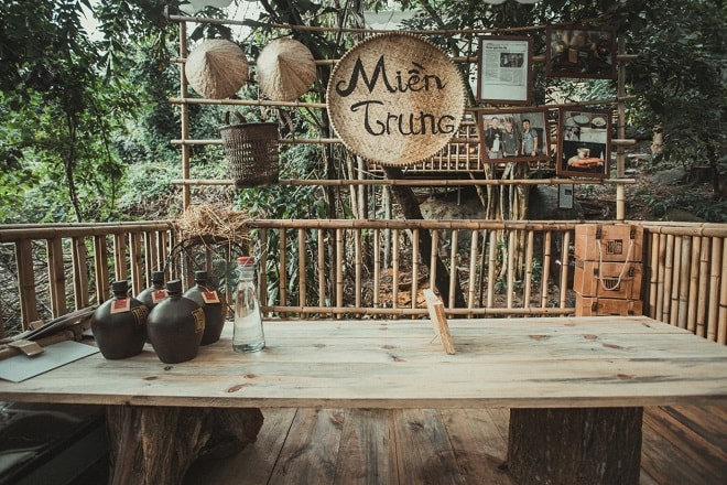 Những chung rượu nồng ấm tại sạp miền Trung trong“Không gian Bách tửu”.