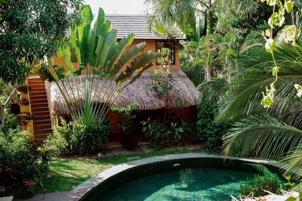 Like a tropical oasis nestled on the Co Co River, An Villa is surrounded by green trees and a fresh lake designed by French-Vietnamese architect Helena Tran Quang Man. An Villa consists of 6 bungalows, a 2-bedroom villa and a 3-bedroom villa, a studio with a terrace. The interior is imbued with Vietnamese traditional culture such as lanterns and handmade wooden chairs. Visitors may take part in cooking classes, row fishing boats, and make things from coconut leaves. The room price is about VND 1.5 million a night. Photo: An Villa