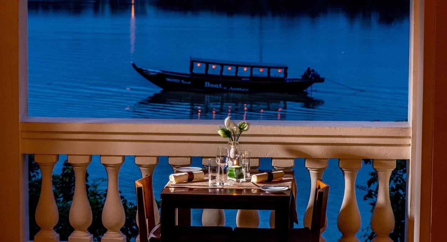 The resort is in the ancient quarter of Hoi An, on the Thu Bon River bank with the rows of green coconut trees. With French, Dutch, Chinese and Japanese influenced designs, Anantara Hoi An shows the city’s fascinating cultural diversity. Its rooms all have river views or garden views. Choosing Anantara Hoi An, visitors can explore Hoi An culture via classes of languages, lanterns and cooking. At the same time, they may also enjoy local and international specialties in an elegant and casual space by the river. A room costs from VND 4.5 million per night. Photo: Anantara