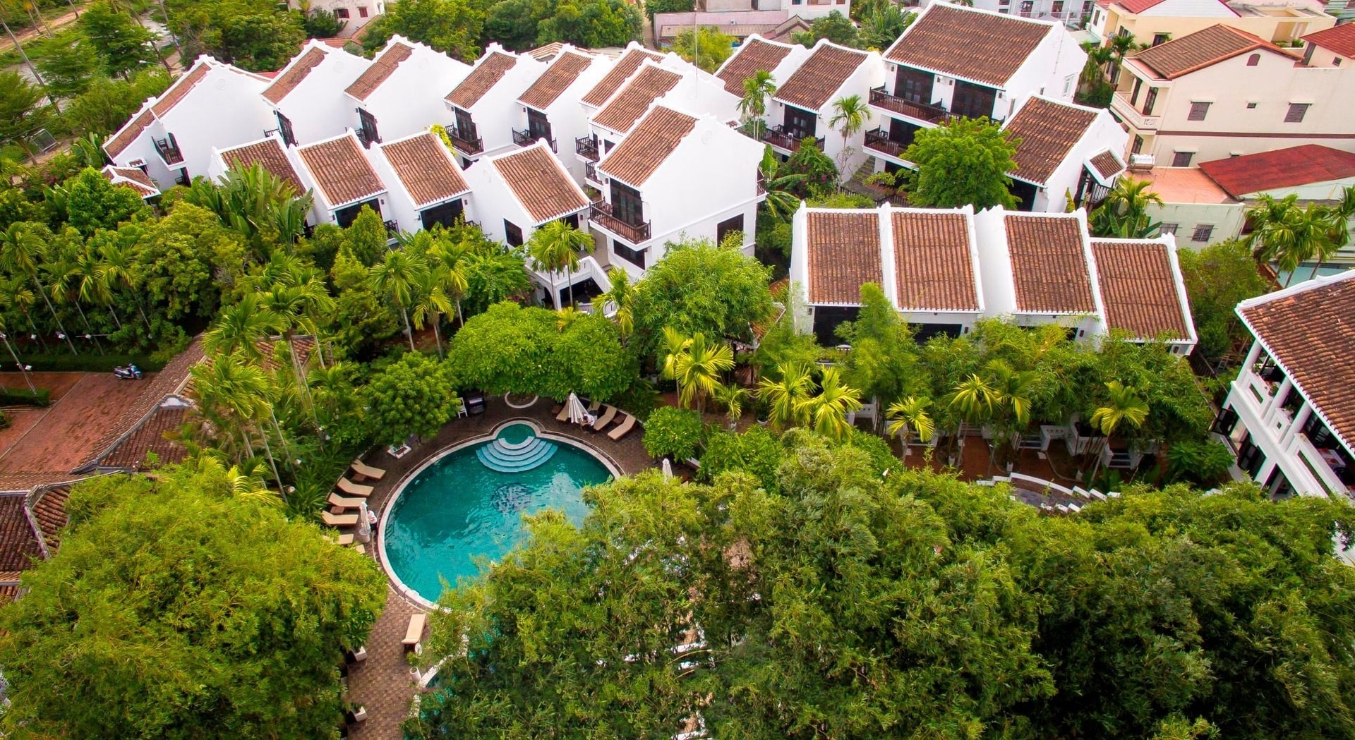 Hoi An Ancient House Resort is about 1 km from the center of Hoi An ancient quarter and 3 km from An Bang beach. It is attractive to visitors by the natural beauty of plants, yin and yang tile roofs, colorful lanterns, and especially the 200-year-old ancient house and the traditional noodle-making oven that has passed through 5 generations. A room there coasts from VND 1.1 million a night. Photo: Trile_Media