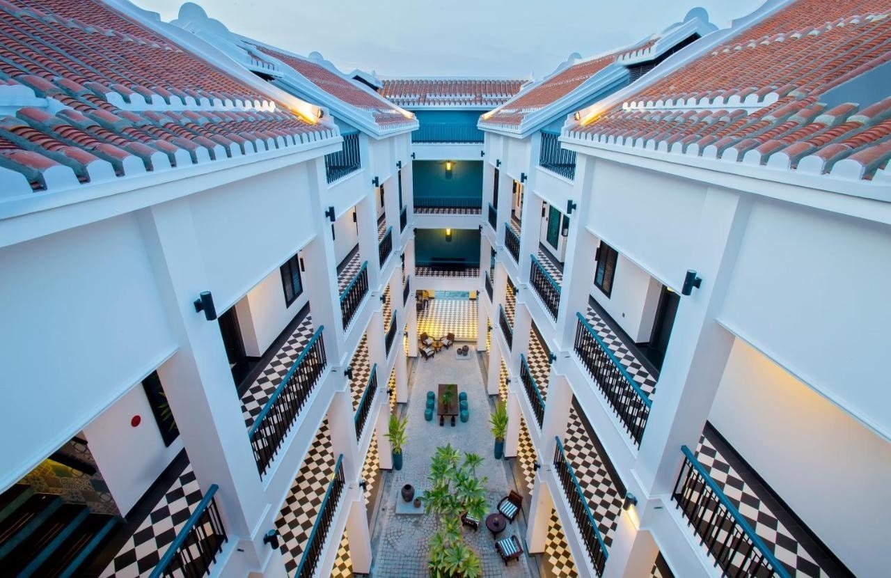 One of the experiences that guests coming to Maison Vy cannot miss is the food prepared by chef and host Trinh Diem Vy. The rooms in Maison Vy are monochromatic but rather luxurious. Besides, chef Vy can help her guests to enjoy some street foods in Hoi An such as rice paper, Hoi An Cao Lau. A room in Maison Vy costs from VND 1.1 million a night. Photo: Taste Vietnam Group