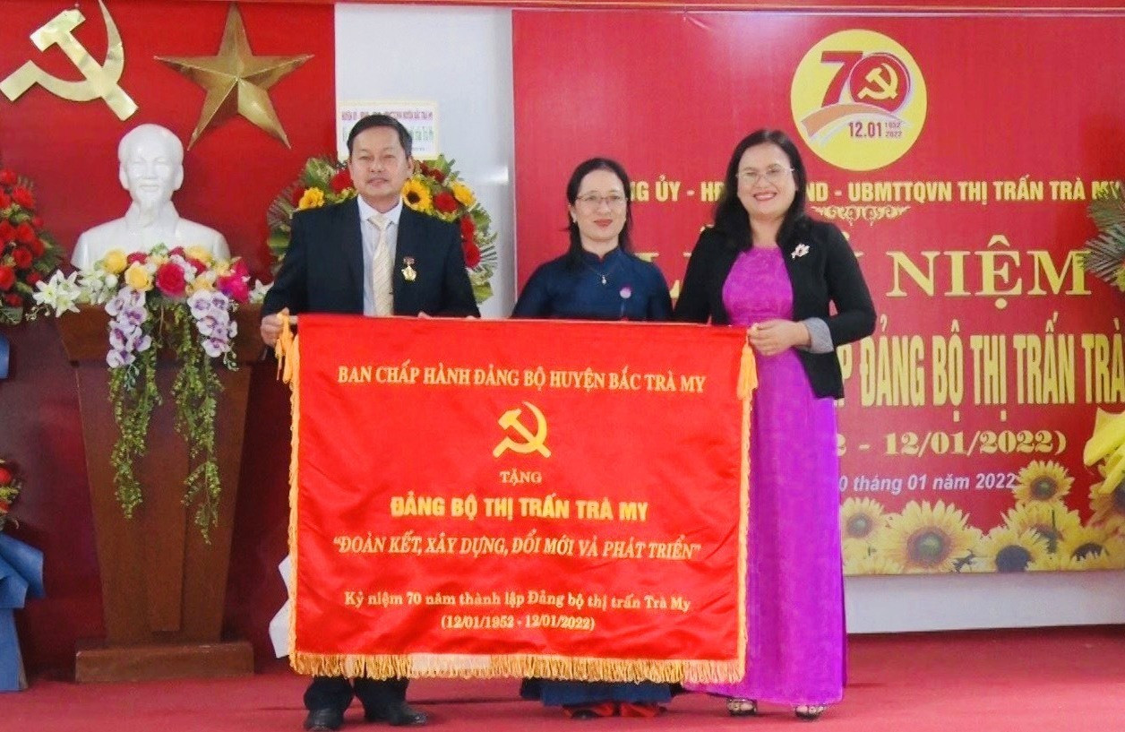 Huyện ủy Bắc Trà My đã trao tặng bức trướng cho Đảng bộ thị trấn Trà My.