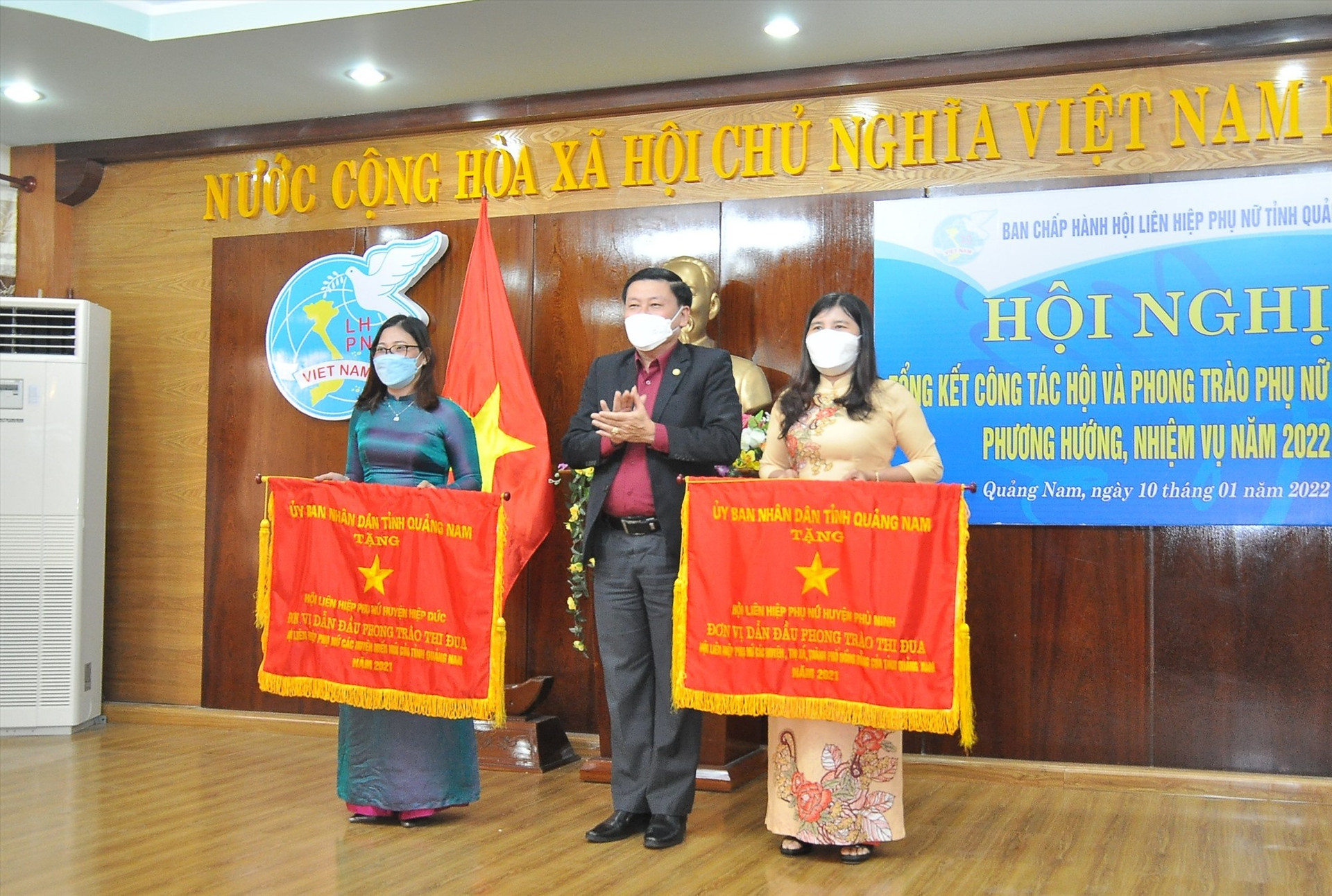 Ông Lê Thái Bình - Phó Chủ tịch Ủy ban MTTQ Việt Nam tỉnh trao Cờ thi đua cho Hội LHPN huyện Phú Ninh và Hiệp Đức. Ảnh: VINH ANH