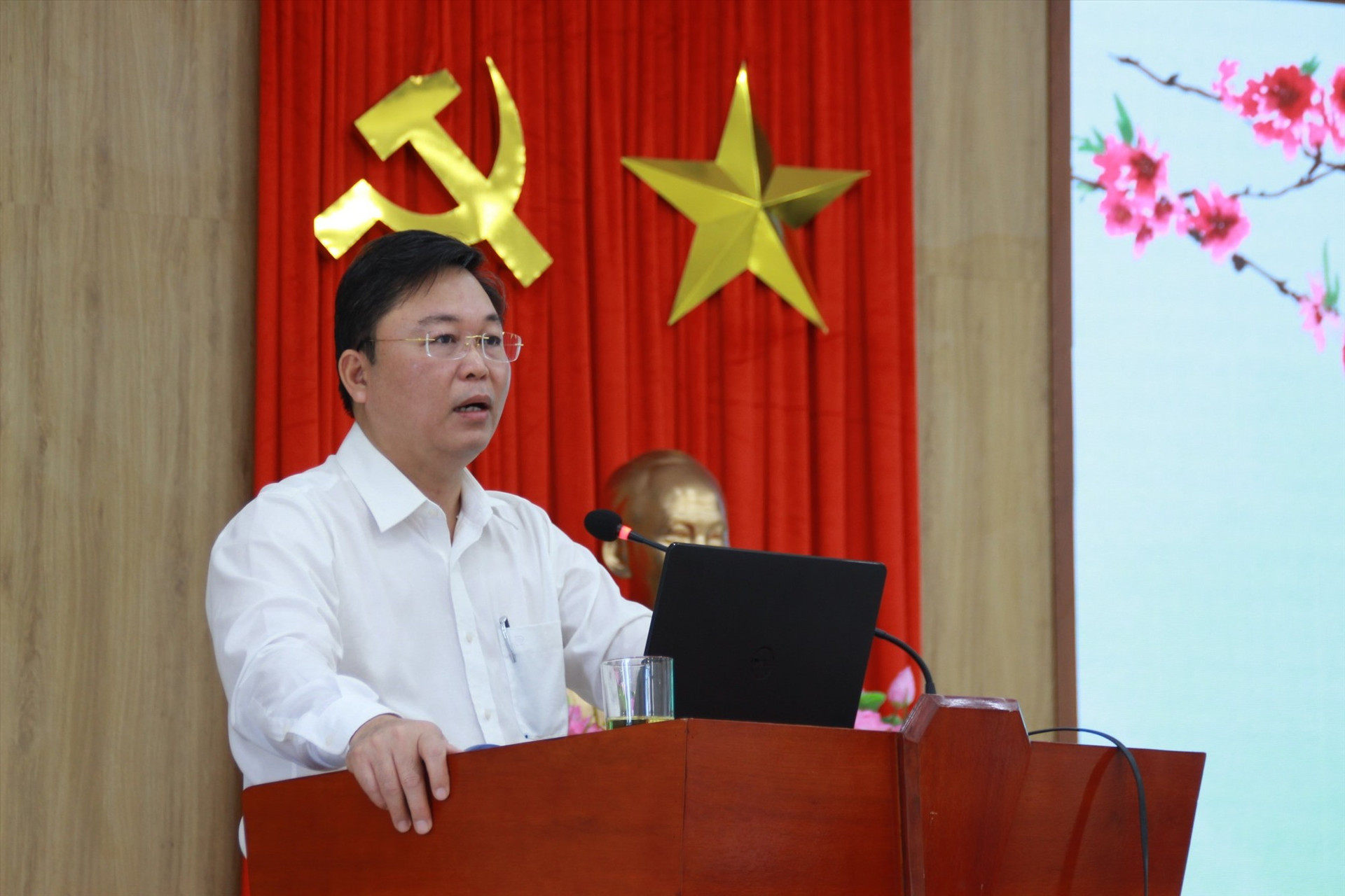 Chủ tịch UBND tỉnh Lê Trí Thanh phát biểu tại Hội nghị. Ảnh: X.H