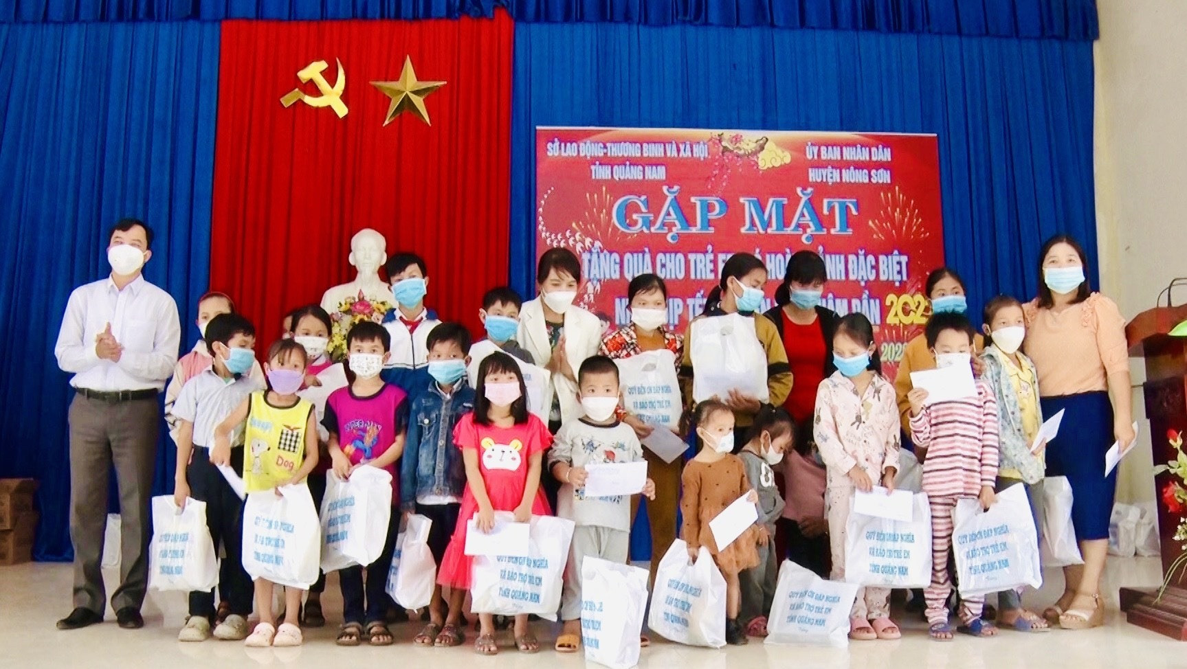 Sở LĐ-TB&XH tỉnh Quảng Nam tặng quà tết cho trẻ em có hoàn cảnh đặc biệt tại xã Ninh Phước (huyện Nông Sơn). Ảnh: TÂM LÊ