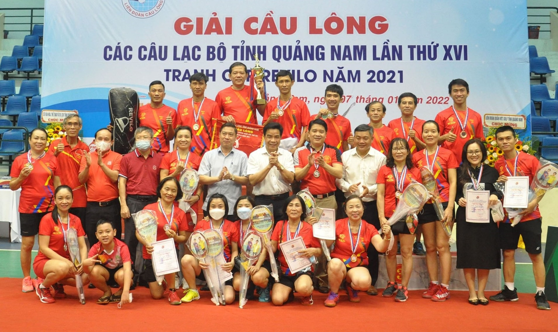 Niềm vui đoạt cúp vô địch của CLB Phan Châu Trinh. Ảnh: T.V