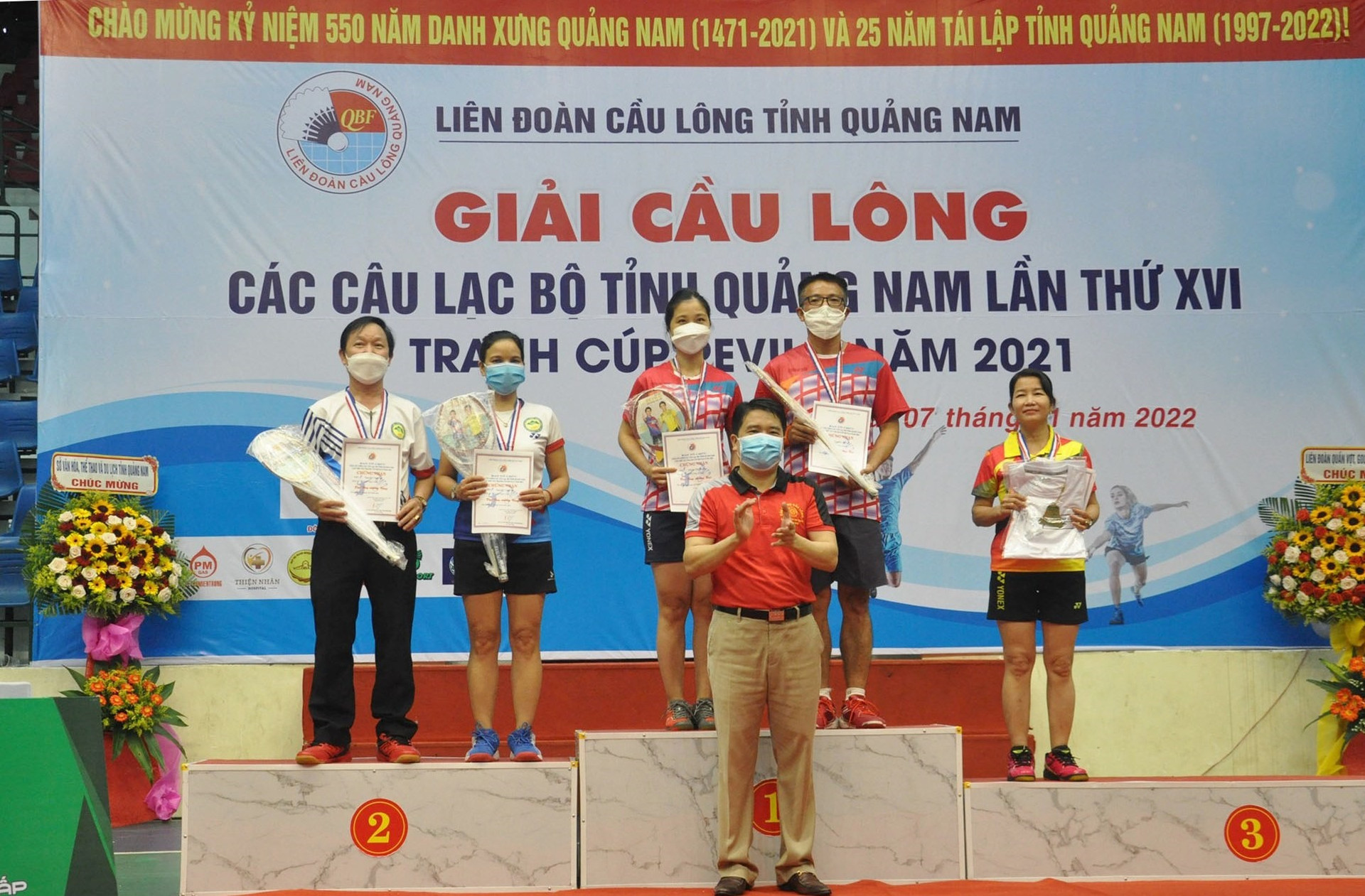 Phó Chủ tịch UBND tỉnh Trần Văn Tân trao giải cho các cá nhân đạt giải. Ảnh: T.V