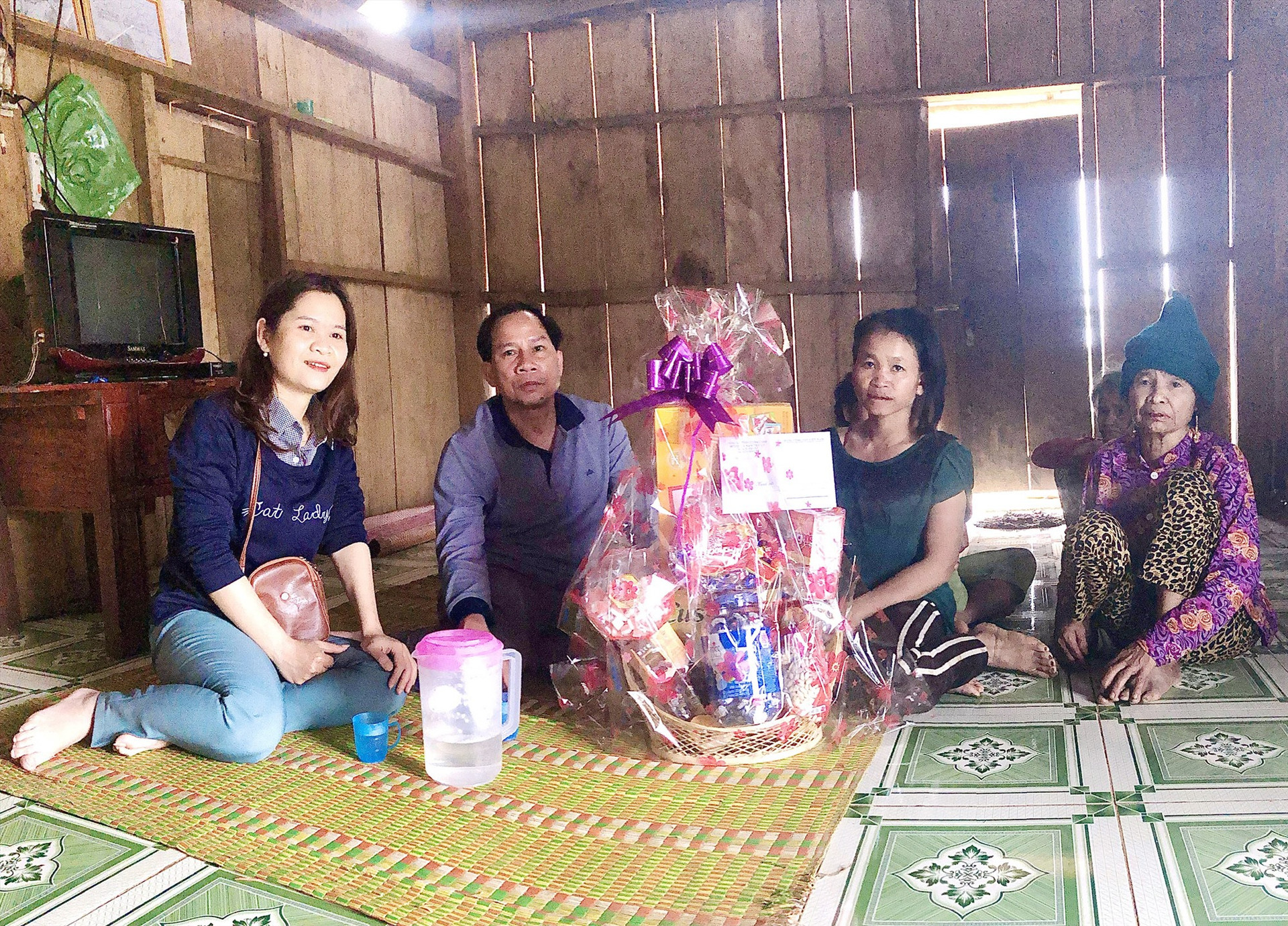Năm nào lãnh đạo huyện Nam Trà My cũng chu đáo chăm lo thăm, tặng quà tết gia đình chính sách. Ảnh: P.THIỆN