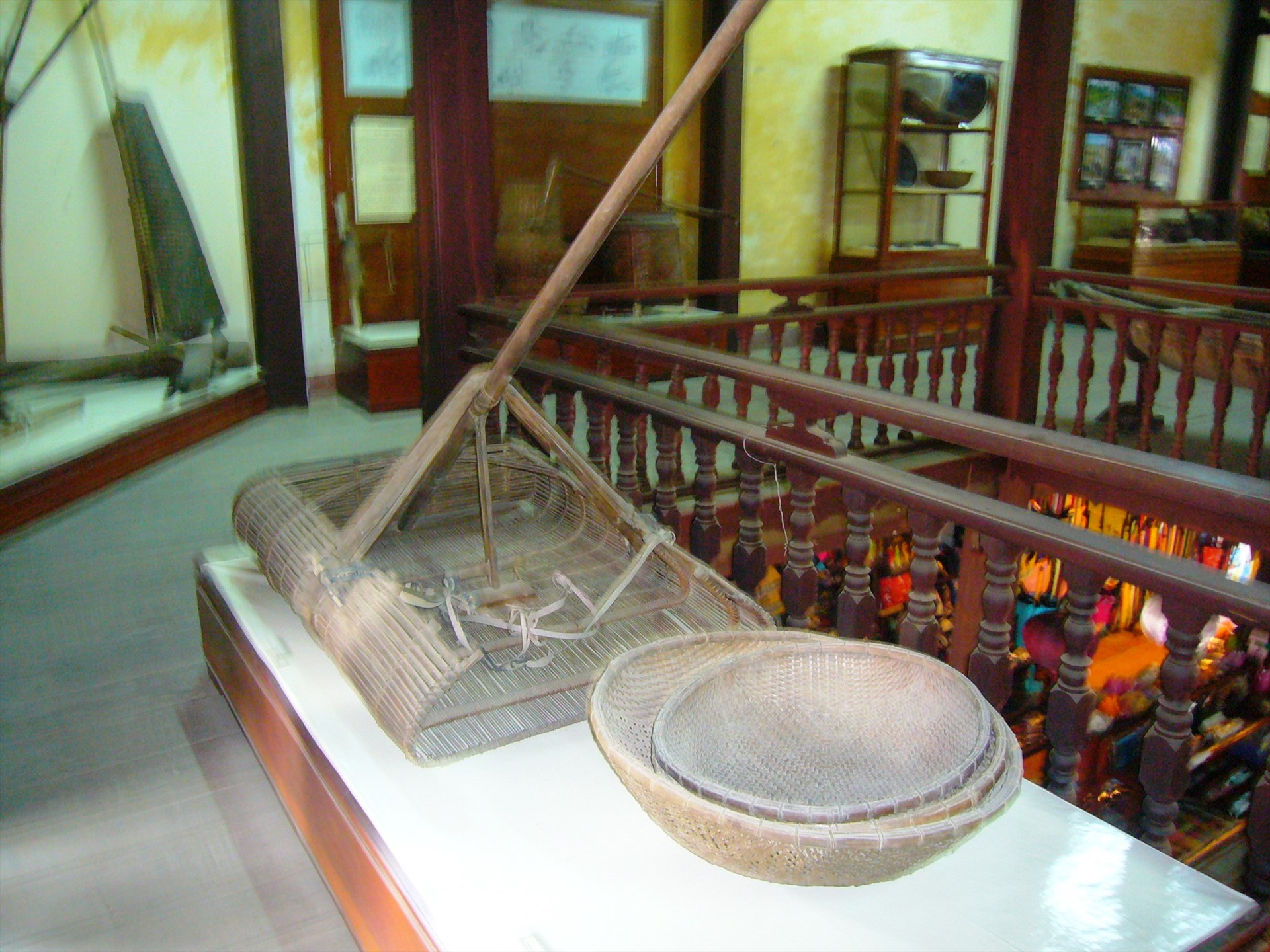Dụng cụ đánh bắt đánh bắt nghề sông nước trưng bày trong Bảo tàng Văn hóa dân gian Hội An.