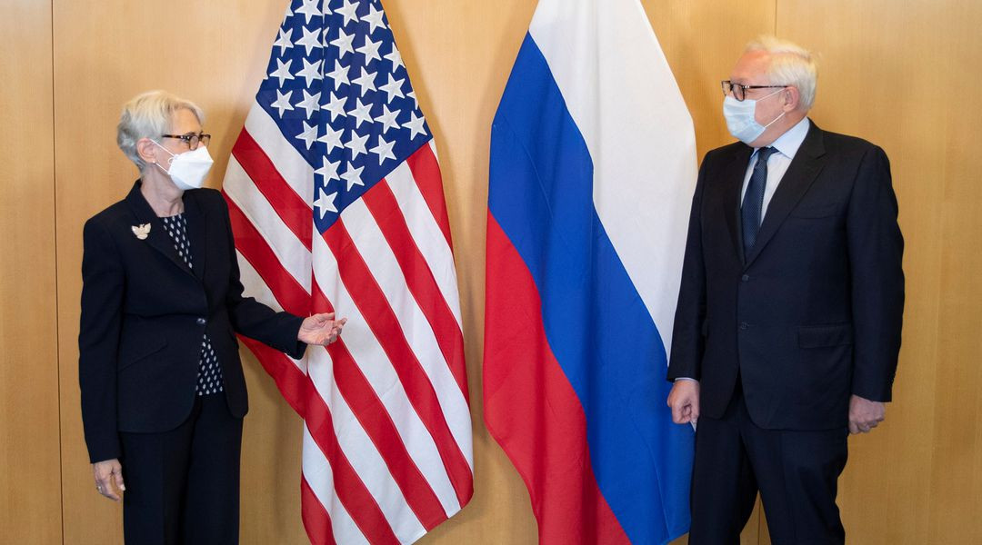 Thứ trưởng Ngoại giao Mỹ Wendy Sherman (trái) và người đồng cấp Nga Sergei Ryabkov tham dự cuộc đối thoại an ninh ở Geneva (Thụy Sĩ) ngày 10-1. Ảnh: Reuters