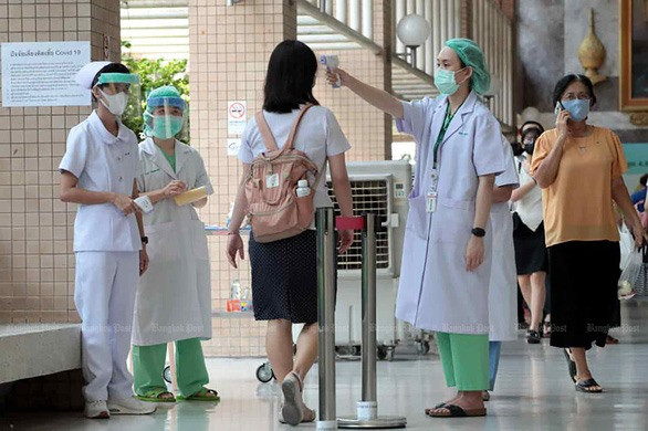 Các bệnh nhân được kiểm tra nhiệt độ khi vào Bệnh viện Siriraj ở Bangkok - Ảnh: Bangkok Post