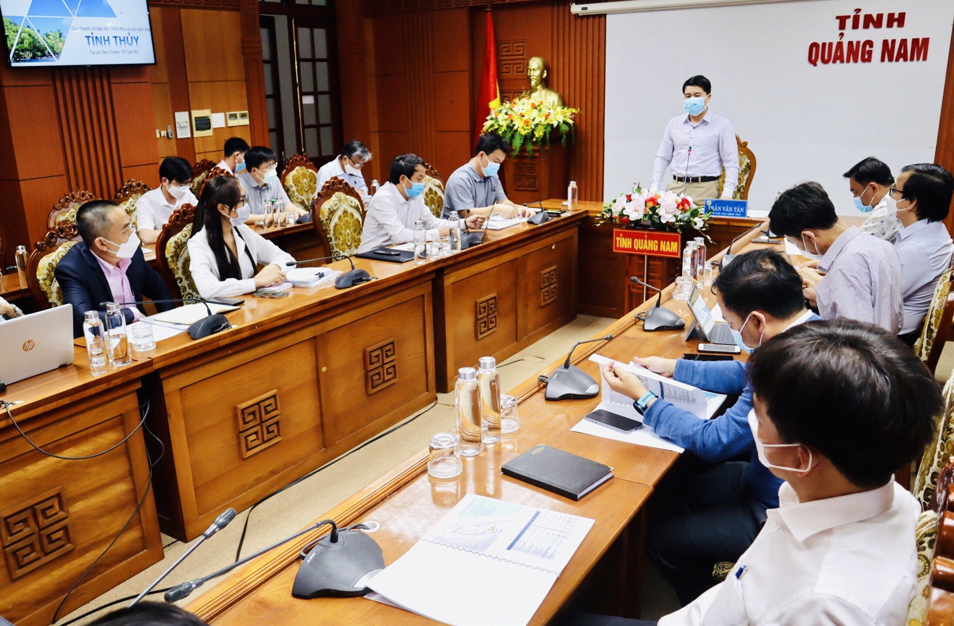 Phó Chủ tịch UBND tỉnh Trần Văn Tân chủ trì cuộc họp. Ảnh: Q.T