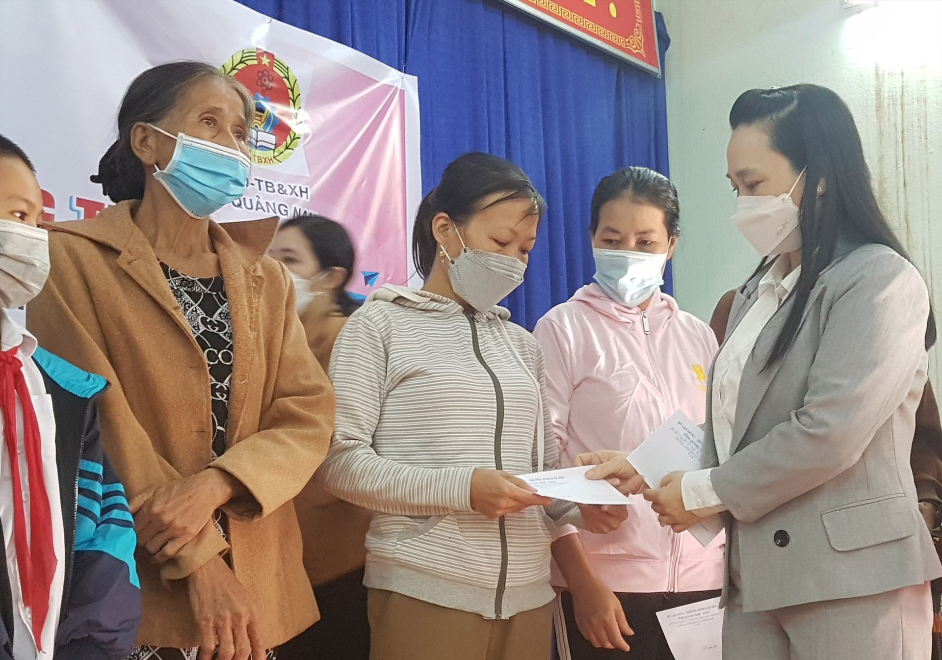 Chị Nguyễn Thị Thu Hiệp nhận quà hỗ trợ người dân khó khăn do dịch bệnh vào cuối tuần qua. Ảnh: D.L