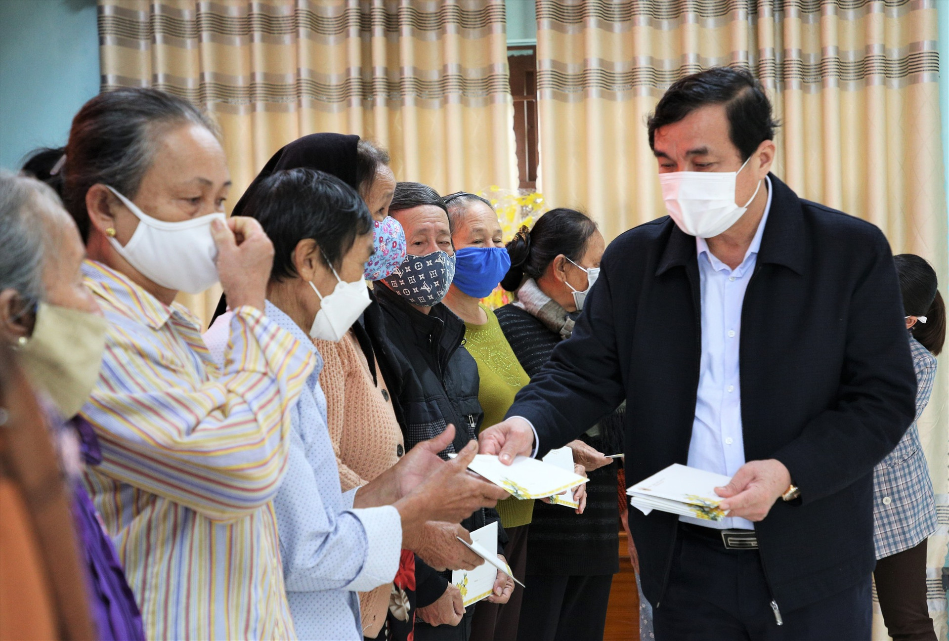 Bí thư Tỉnh ủy Phan Việt Cường trao quà động viên người dân khó khăn nhân dịp đón Tết Nguyên đán 2022. Ảnh: ALĂNG NGƯỚC