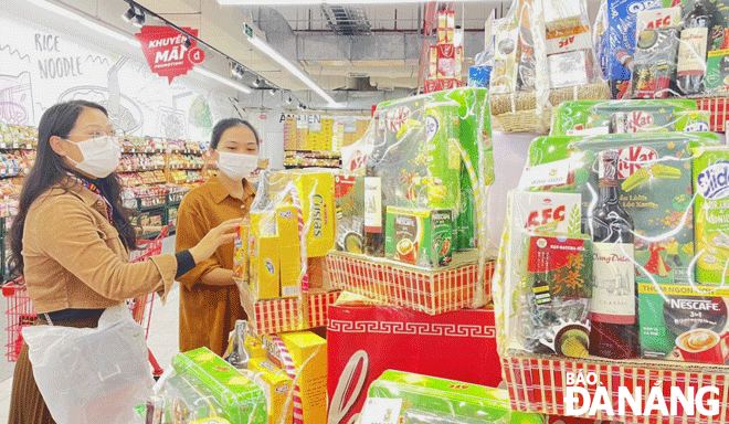 Người dân mua sắm tại siêu thị Lotte Mart.Ảnh: QUỲNH TRANG