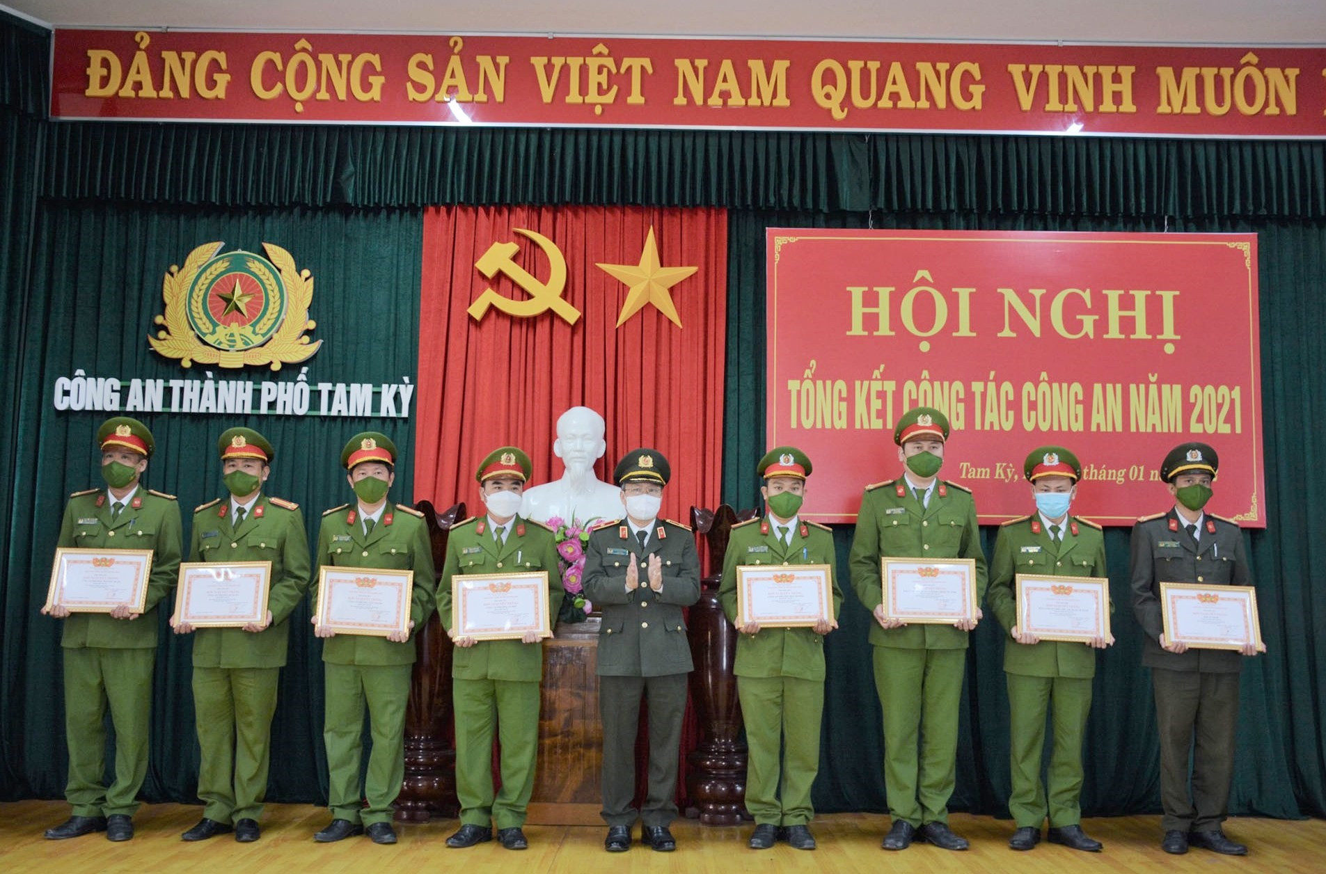 Thiếu tướng Nguyễn Đức Dũng - Giám đốc Công an tỉnh tặng giấy khen cho các tập thể, cá nhân có thành tích xuất sắc. Ảnh: M.T