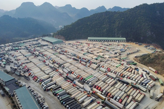 Hàng ngàn xe container chở hàng hóa ùn ứ tại các cửa khẩu ở Lạng Sơn. Ảnh: Minh Tùng (Báo Người lao động)