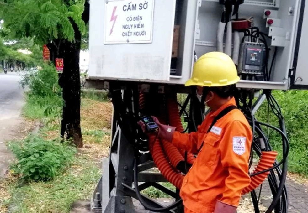 Công nhân PC Quảng Nam kiểm tra hệ thống đo đếm những vị trí nghi ngờ trộm cắp điện