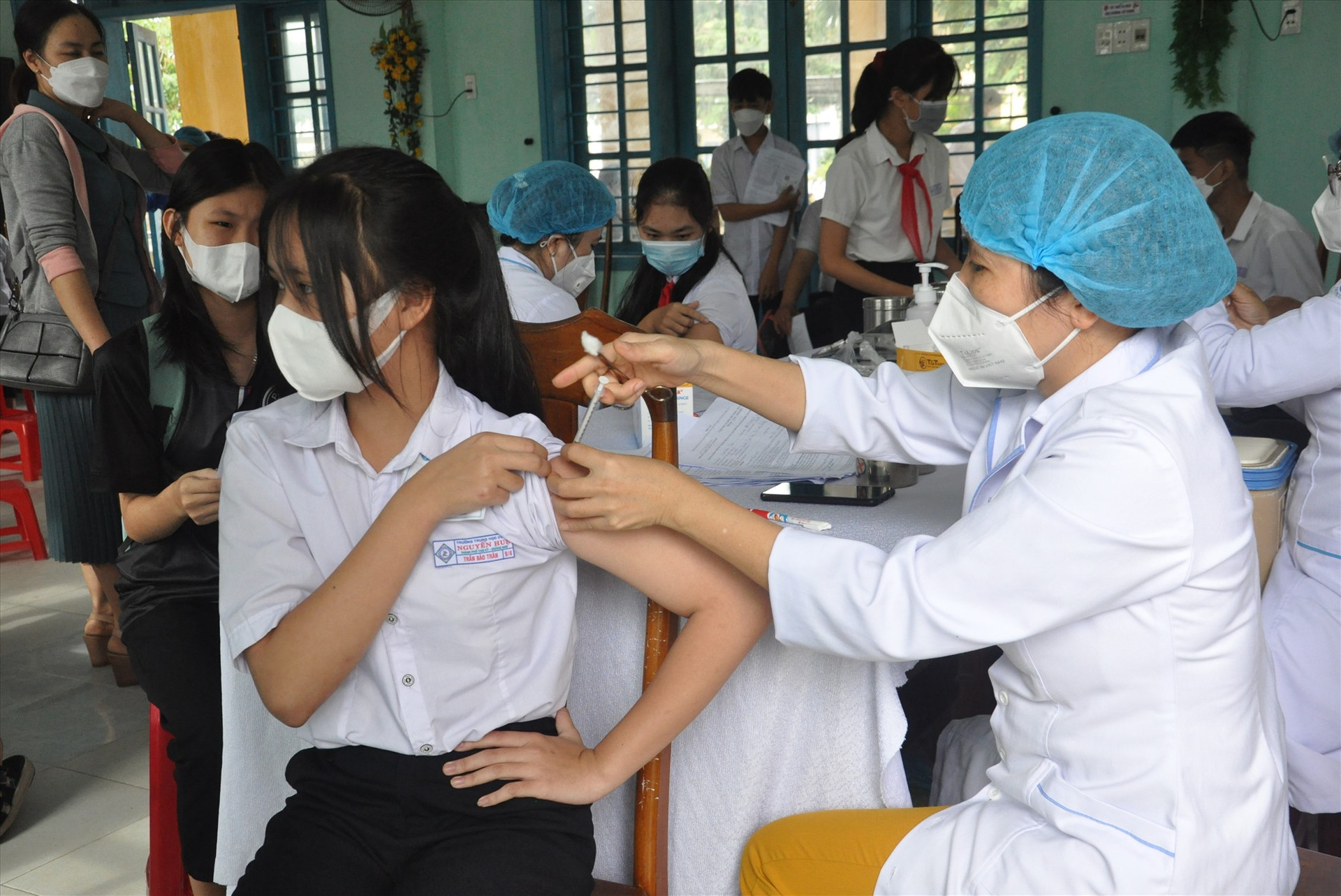 Bên cạnh dạy học, trong học kỳ I ngành GD-ĐT cả tỉnh cũng đã triển khai tiêm vắc xin cho học sinh. Ảnh: X.P