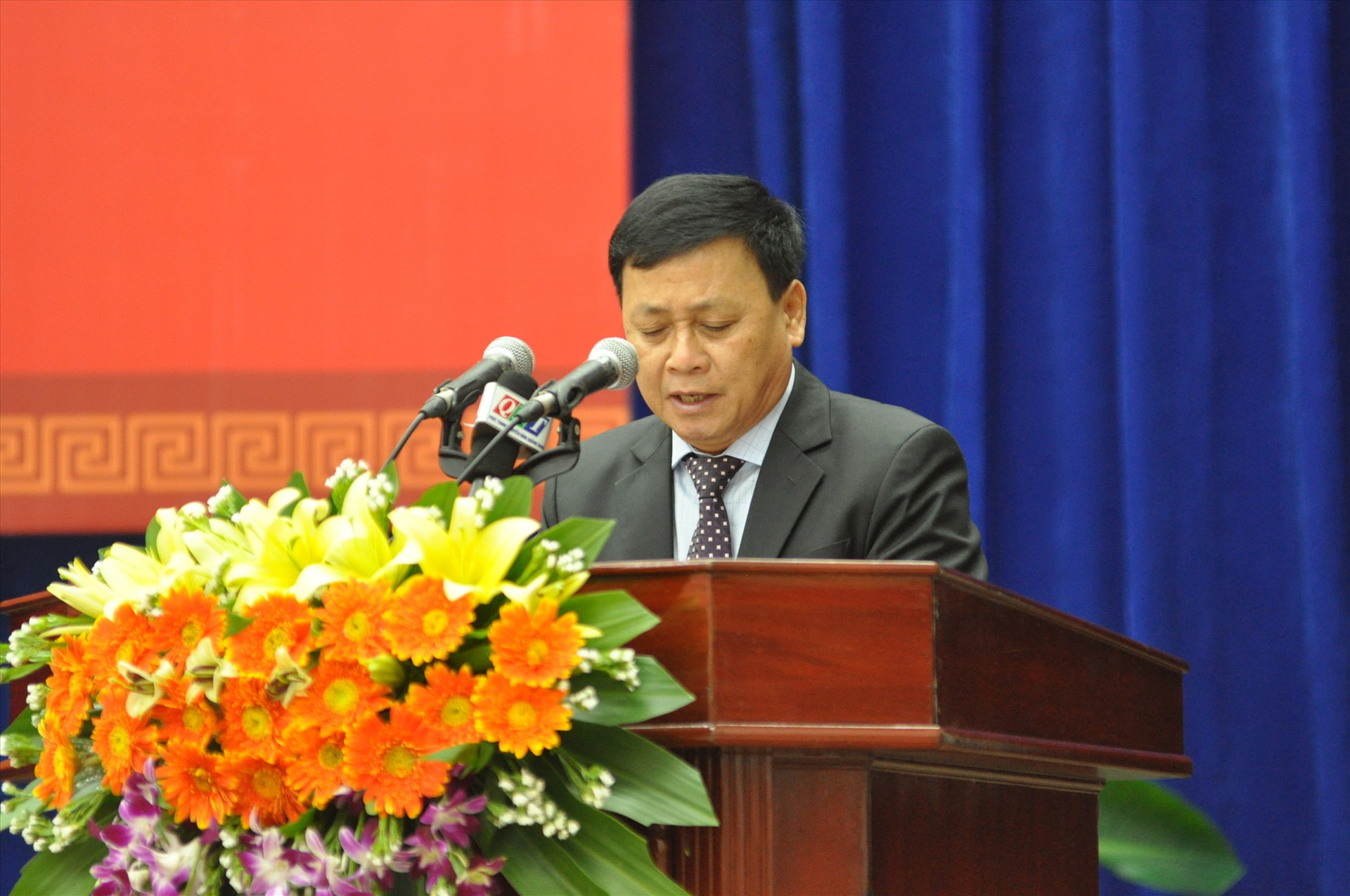 Giám đốc Sở Kế hoạch đầu tư Nguyễn Quang Thử trình bày tờ trình quy định chính sách, giải pháp đẩy mạnh xã hội hóa trong một số lĩnh vực. Ảnh: X.P