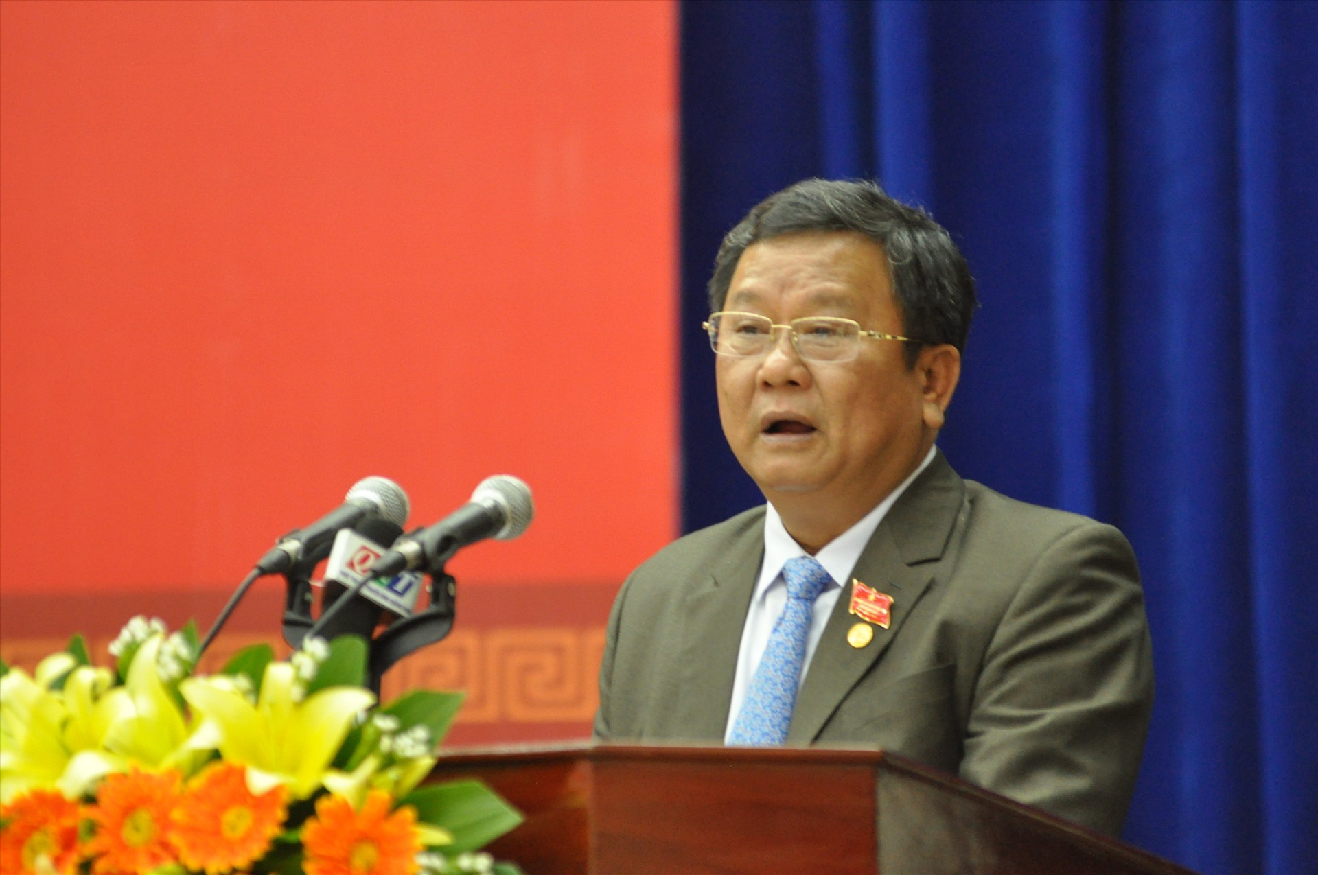 Ông Nguyễn Đức - Trưởng Ban Kinh tế - Ngân sách HĐND tỉnh báo cáo thẩm tra các tờ trình của UBND tỉnh. Ảnh: X.P