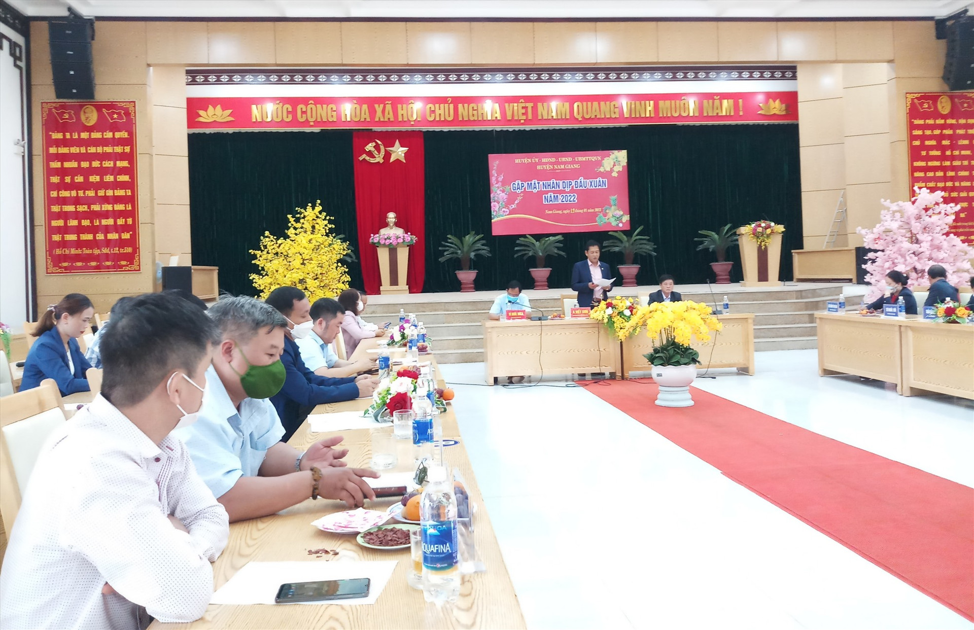 Chủ tịch UBND huyện Nam Giang - A Viết Sơn chia sẻ thông tin tại buổi gặp mặt. Ảnh: A.N