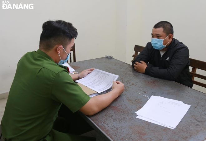 Đối tượng Ngô Văn Phúc (phải) tại cơ quan công an. Ảnh: L.H
