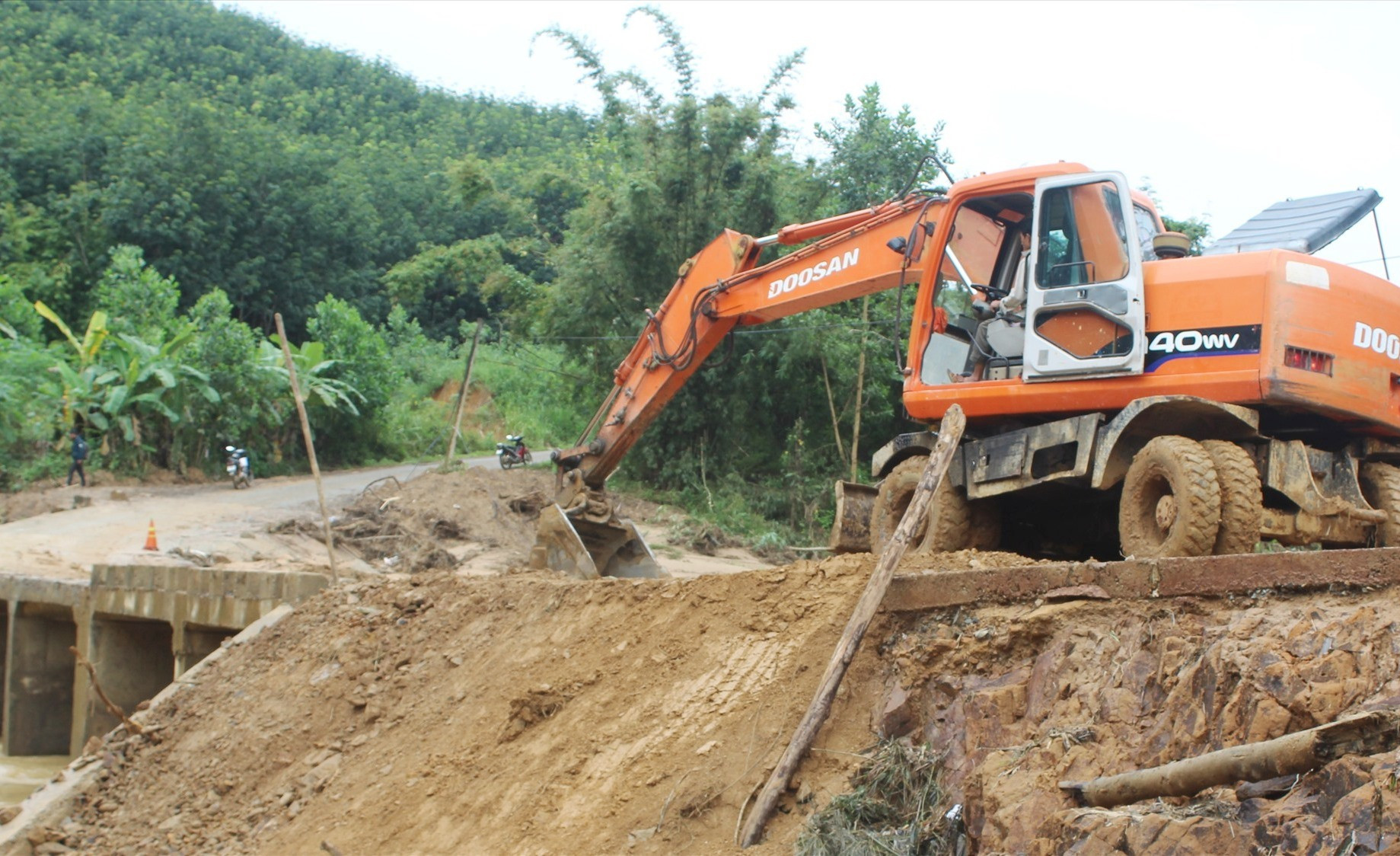 Đảm bảo giao thông các tuyến đường ĐH từ huyện đến các xã . Ảnh: ĐH