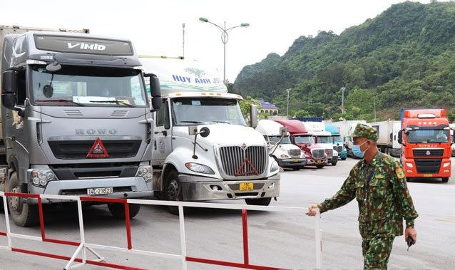 Lực lượng chức năng tại Cửa khẩu Quốc tế Hữu Nghị điều tiết xe chở hàng hóa tại khu vực cửa khẩu.