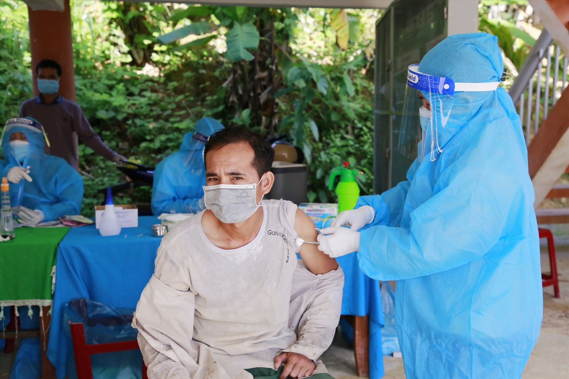 Nhân lực y tế tại các huyện miền núi Quảng Nam hiện vẫn thiếu hụt khá lớn. Ảnh: X.H
