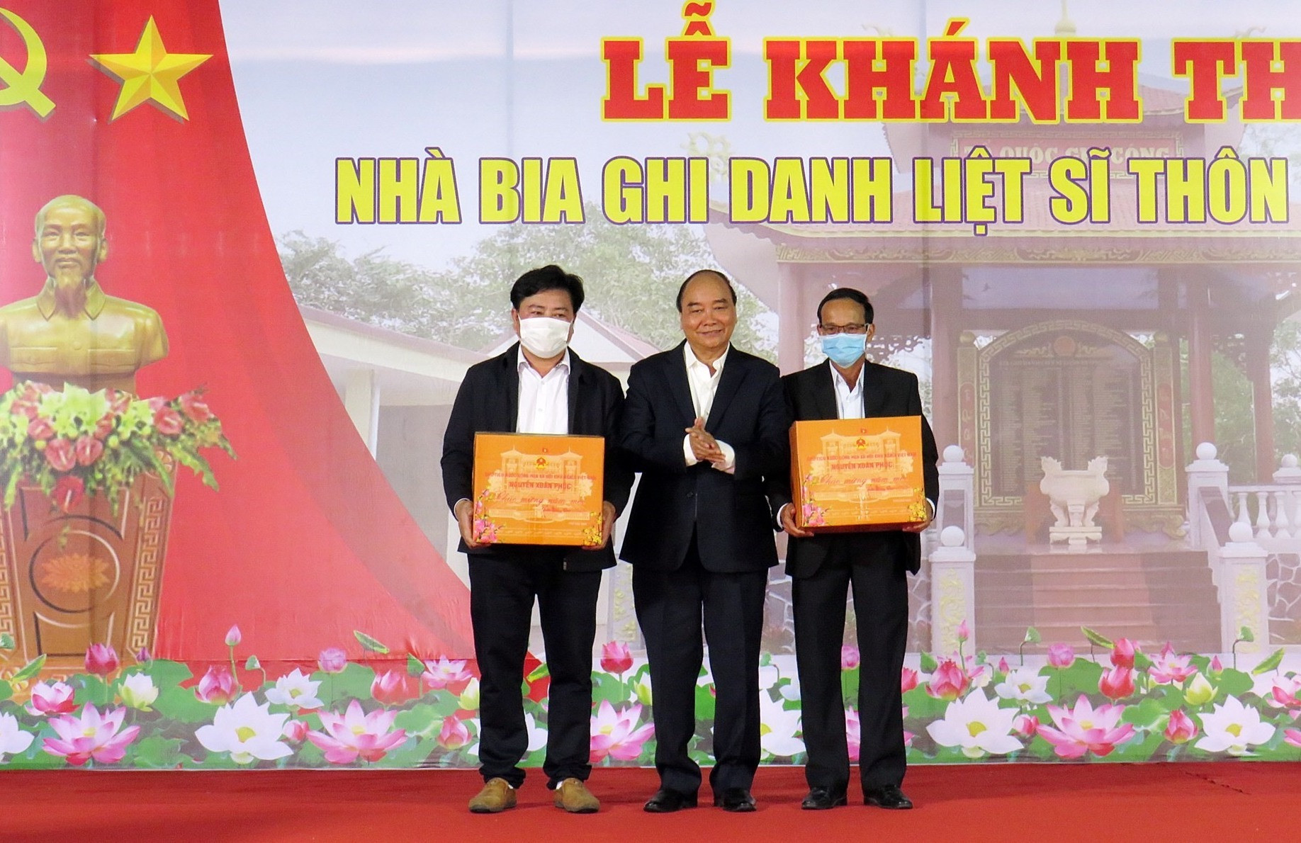 Chủ tịch nước Nguyễn Xuân Phúc tặng quà cho gia đình các liệt sĩ thôn Hương Quế Nam