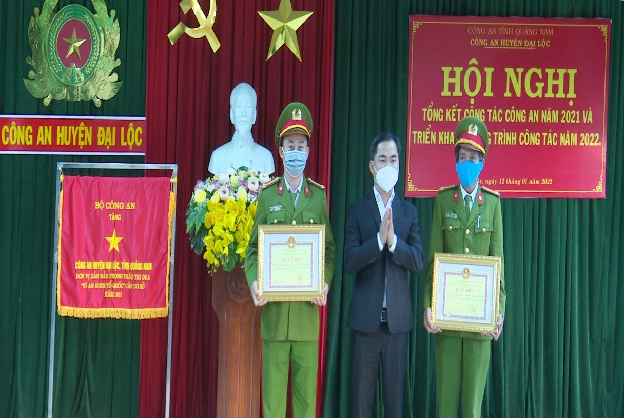 Lãnh đạo huyện Đại Lộc khen thưởng cá nhân có thành tích xuất sắc năm 2021. Ảnh: N.D