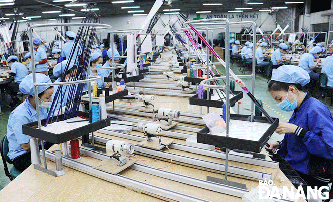 Không khí sản xuất đã sôi nổi ngay từ đầu năm 2022 tại nhiều doanh nghiệp. Trong ảnh: Hoạt động sản xuất tại Công ty TNHH Daiwa Việt Nam.  Ảnh: KHÁNH HÒA
