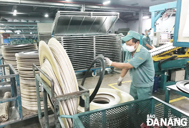 Không khí sản xuất đã sôi nổi ngay từ đầu năm 2022 tại nhiều doanh nghiệp. Trong ảnh: Sản xuất tại Công ty CP Cao su Đà Nẵng (quận Liên Chiểu). Ảnh: M.QUẾ