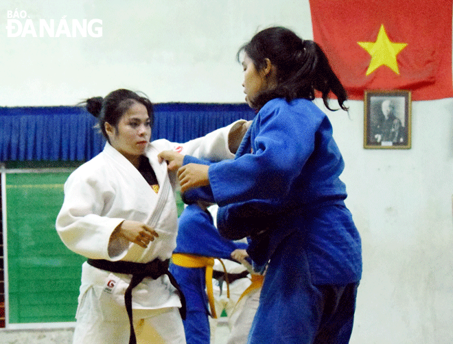 Dương Thị Thanh Minh (áo trắng) là 1 trong 2 vận động viên Đà Nẵng giành được thành tích xuất sắc trên đấu trường quốc tế năm 2021. Ảnh: ANH VŨ