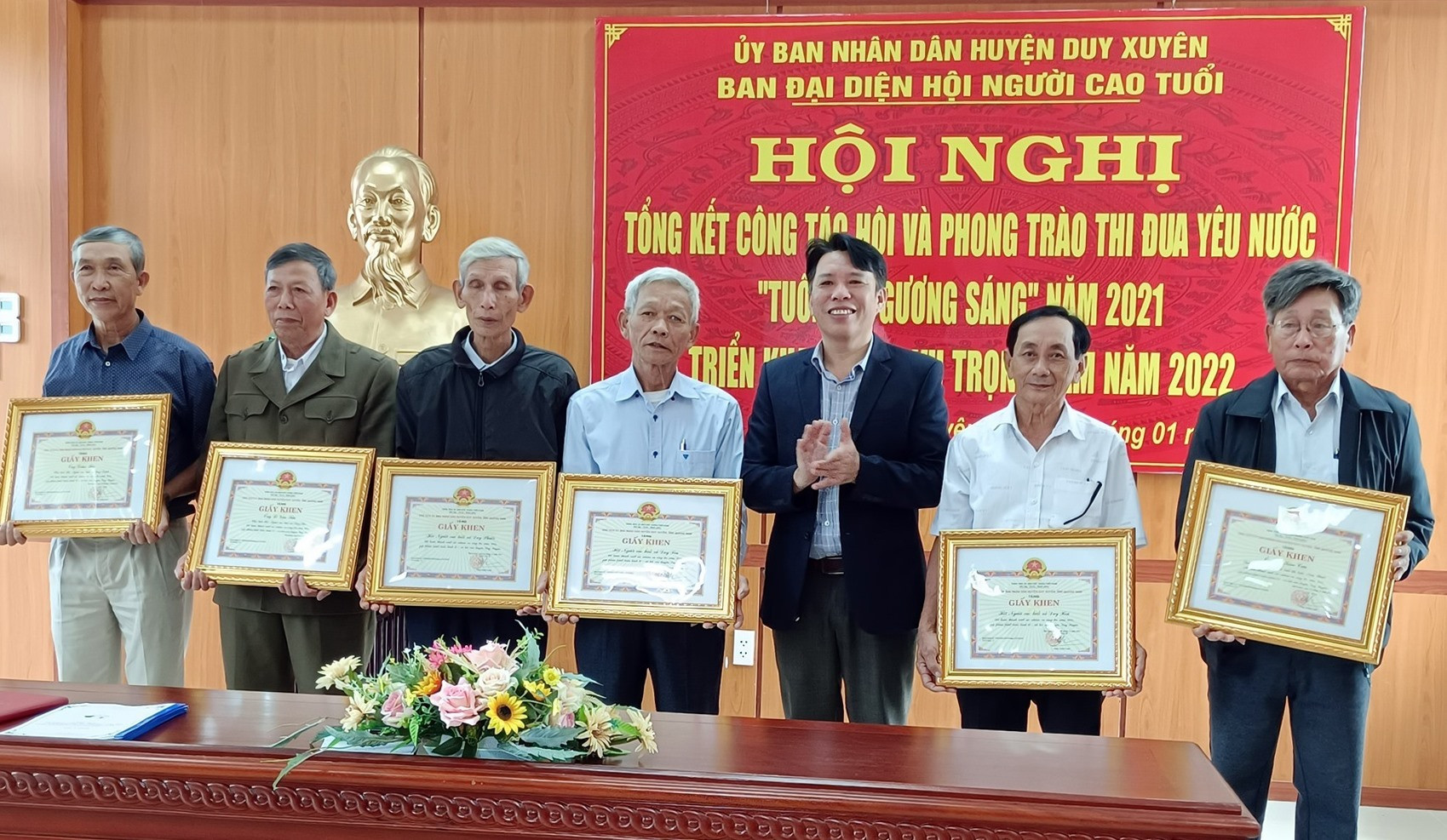 UBND huyện Duy Xuyên khen thưởng các tập thể cá nhân có thành tích xuất sắc trong phong trào “Tuổi cao gương sáng” năm 2021.